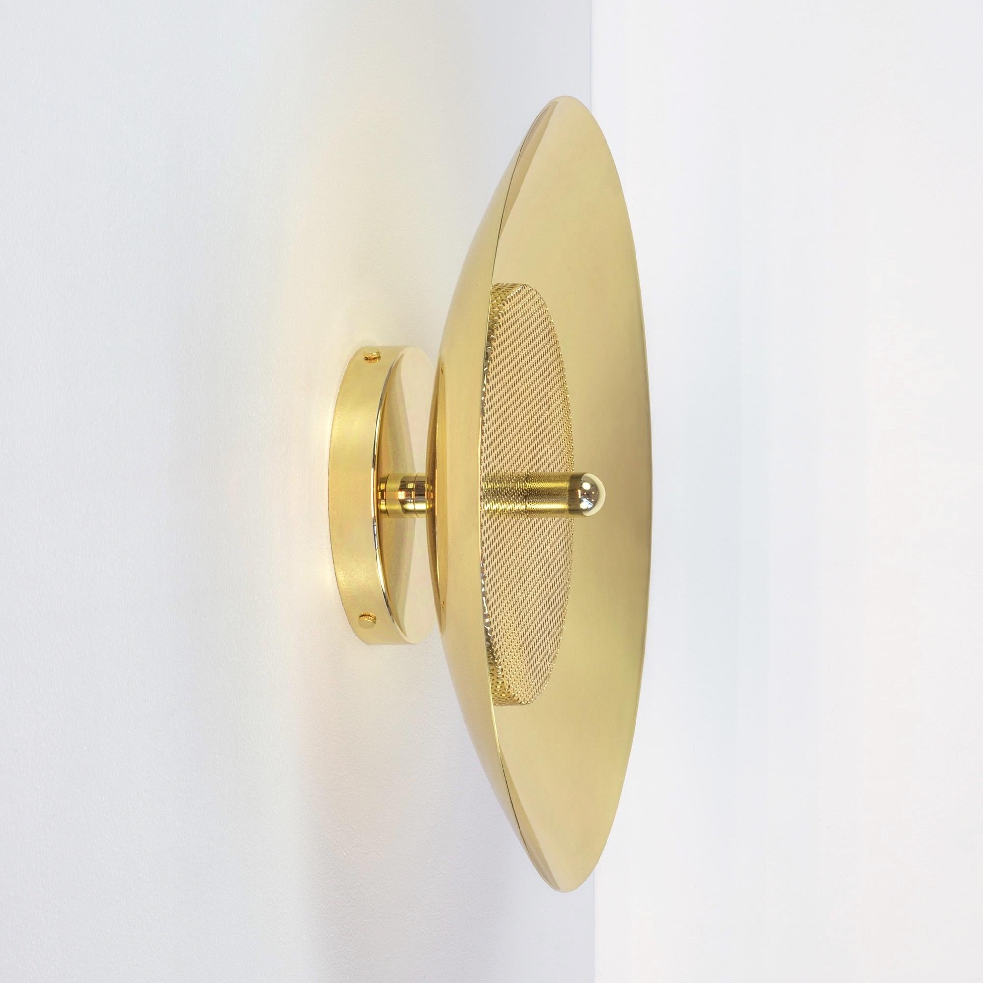 Cette annonce est pour 2 appliques de signal de Souda.
Composée d'un abat-jour en métal filé qui reflète la lumière filtrée par un diffuseur en métal perforé, la chaleur subtile de l'applique signal est parfaitement équilibrée par sa forme
