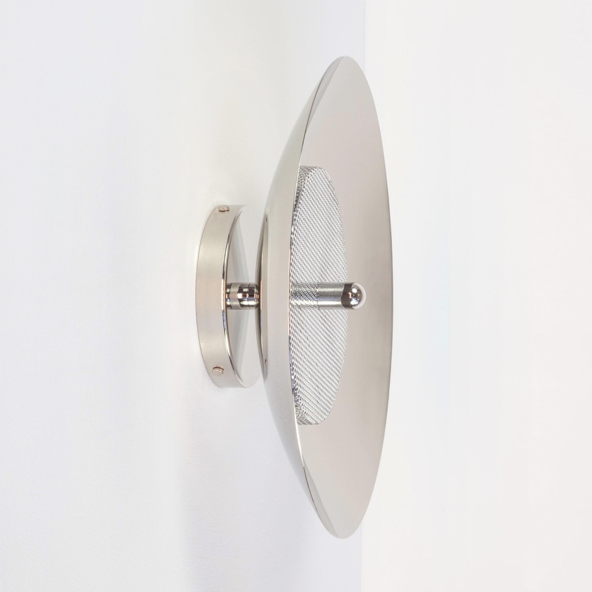 Cette annonce concerne 2 appliques de signal de Souda.
Composée d'un abat-jour en métal filé qui reflète la lumière filtrée par un diffuseur en métal perforé, la chaleur subtile de l'applique signal est parfaitement équilibrée par sa forme