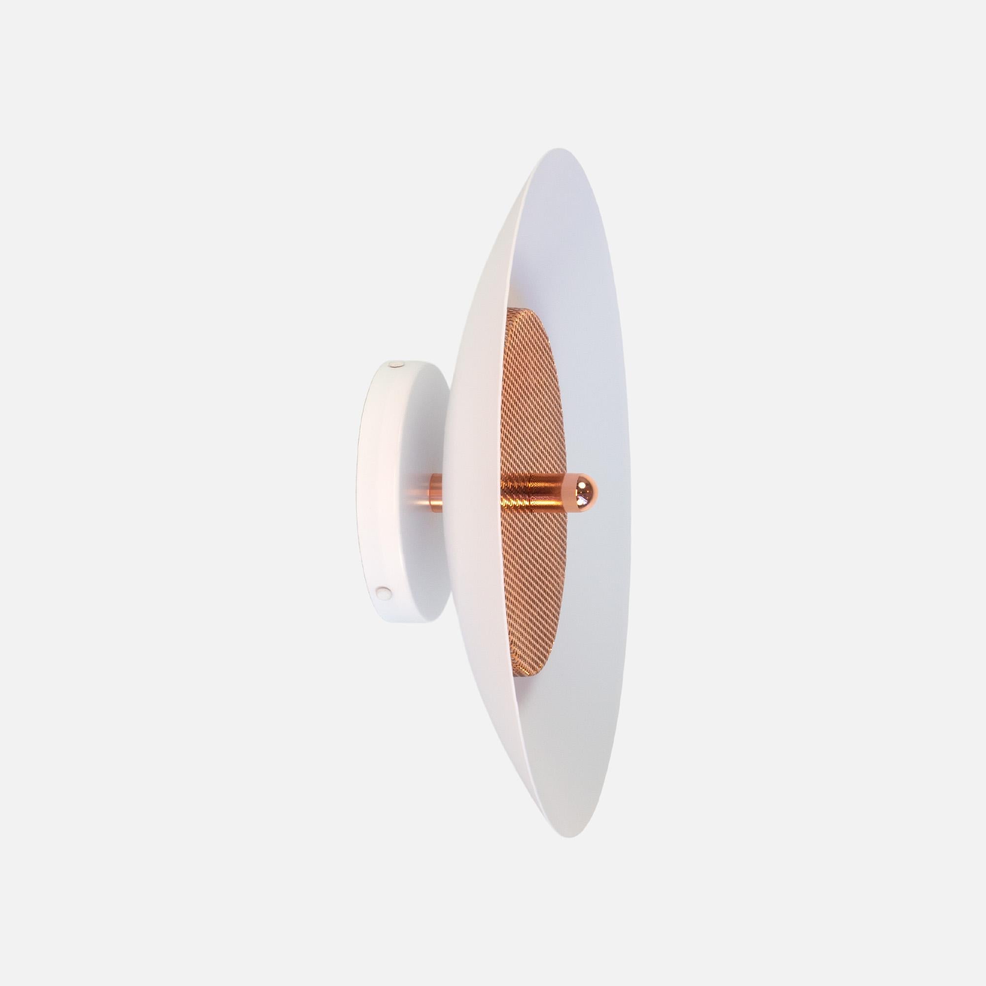 XXI secolo e contemporaneo Coppia di lampade Signal di Souda, bianco e rame, In stock in vendita