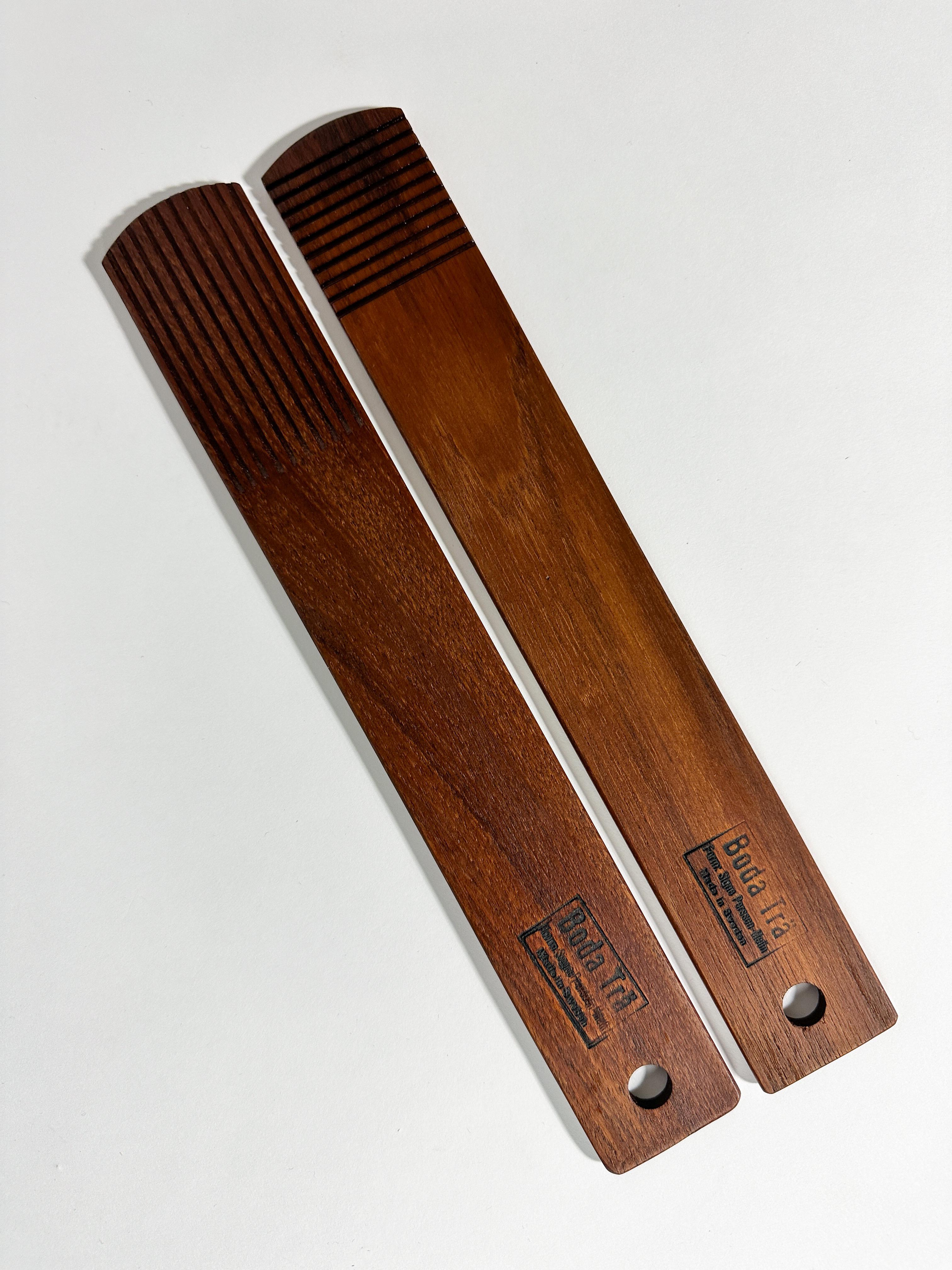 Seltenes Signe-Persson Melin Salatbesteck aus Teakholz, hergestellt von Boda Trä in Schweden in den späten 1960er bis frühen 1970er Jahren. 

Gereinigt und aufgefrischt mit natürlichem Flachsöl.

Länge: 28.5 cm
Tiefe: 4 cm
Höhe: jeweils 0,5 cm