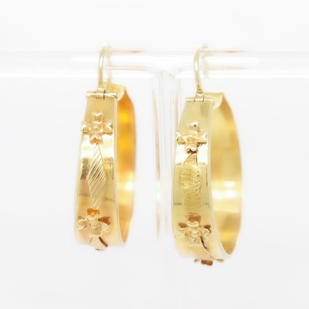 Pair of Signed 18k Corletto Etruscan Revival Style Hoop Earrings In Good Condition In Philadelphia, PA