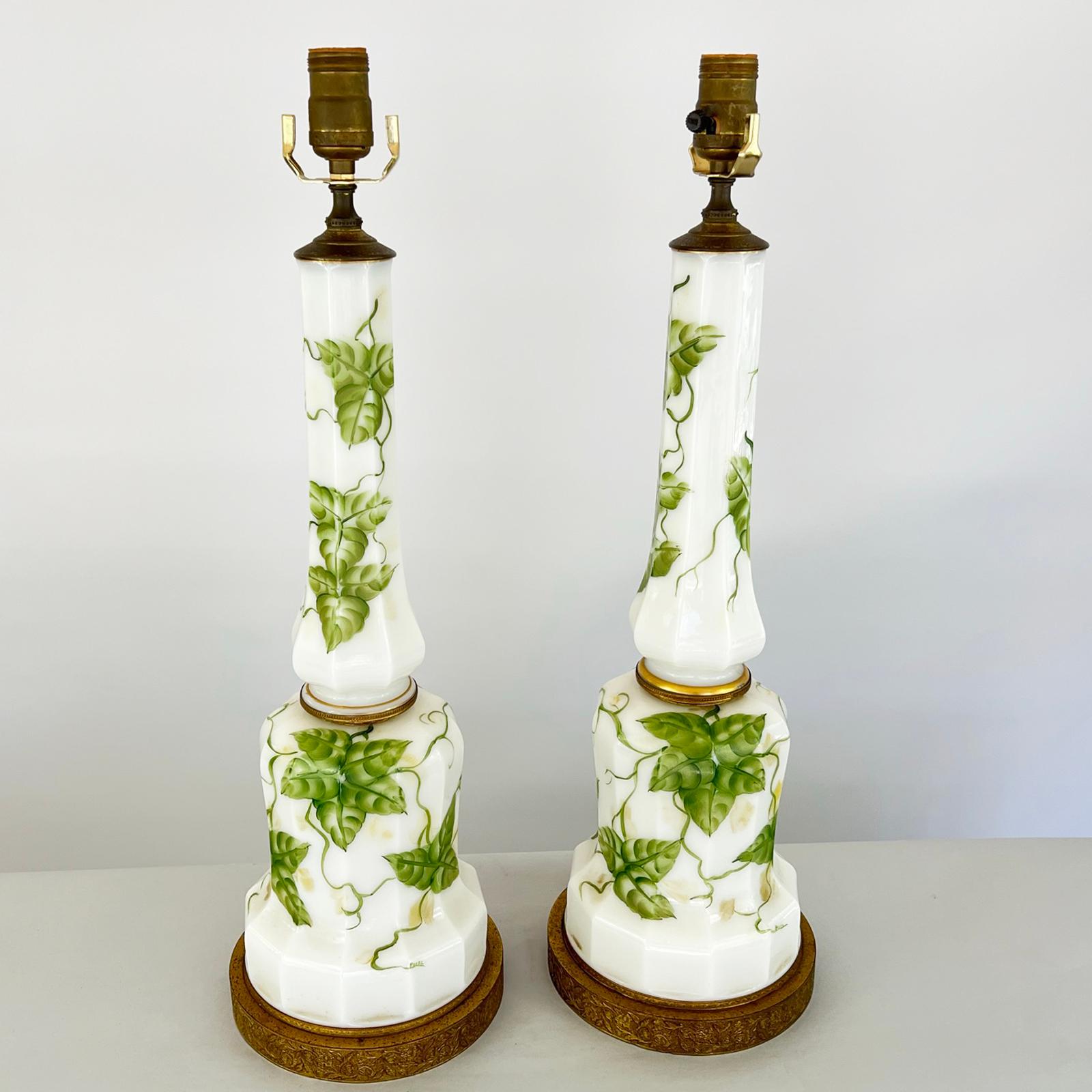 Empire Paire de lampes signées, 19ème siècle, en verre dépoli converti, peintes à la main avec du lierre en vente