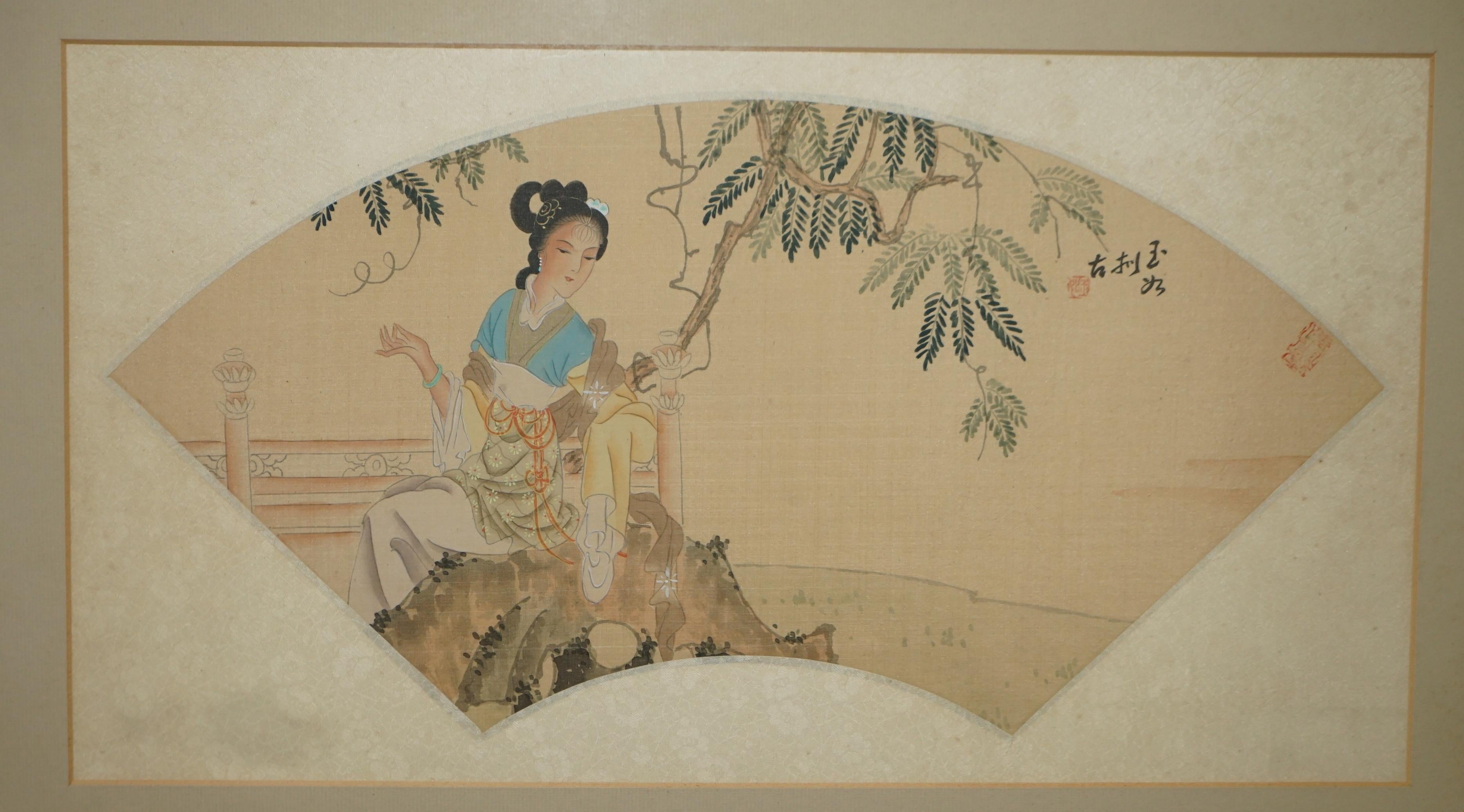 Signierte antike chinesische Aquarell-Aquarell-Seidengemälde von Geisha-Mädchen mit Blumen, signiert, Paar (Chinesischer Export) im Angebot