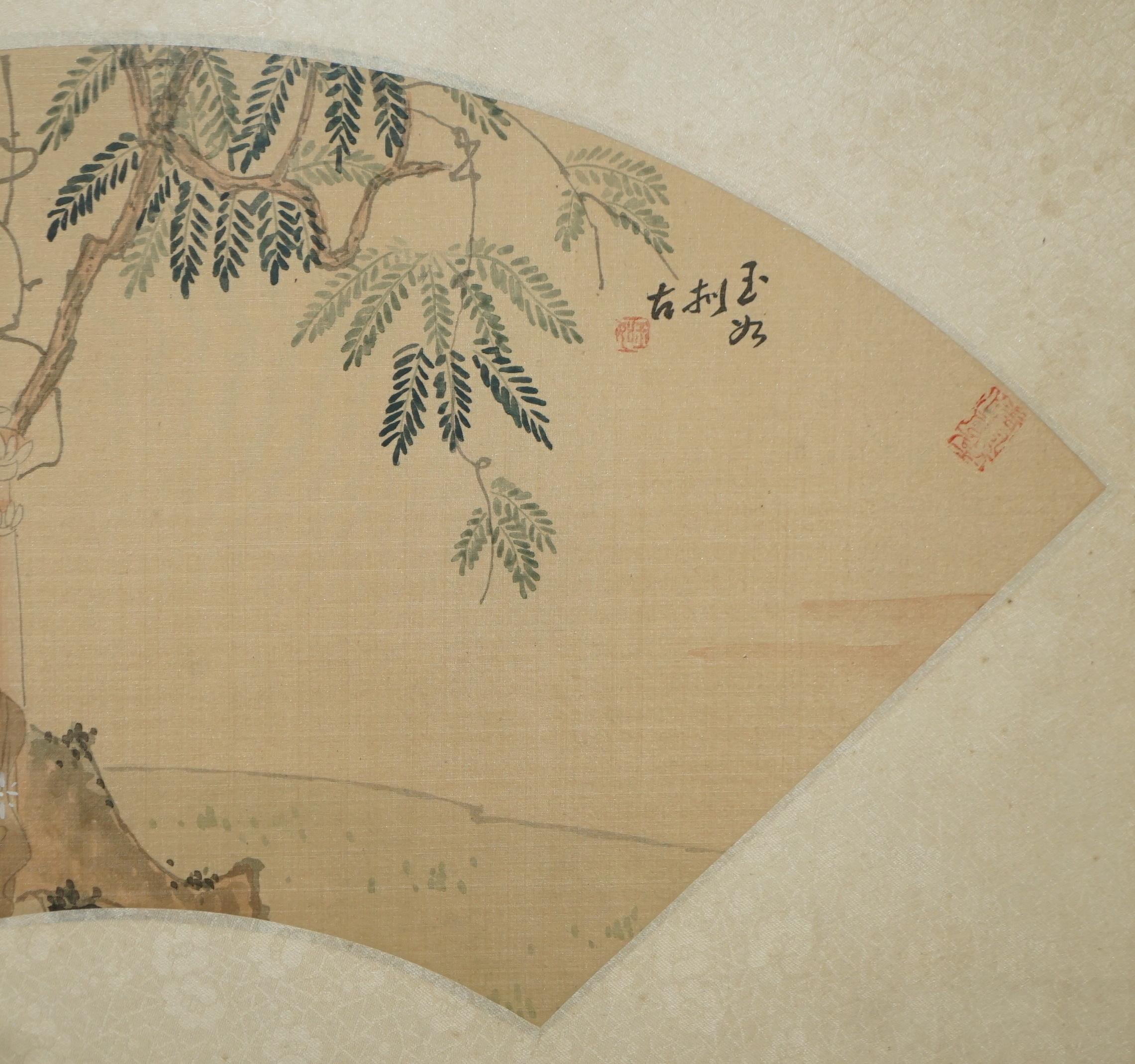 Signierte antike chinesische Aquarell-Aquarell-Seidengemälde von Geisha-Mädchen mit Blumen, signiert, Paar (Handgefertigt) im Angebot