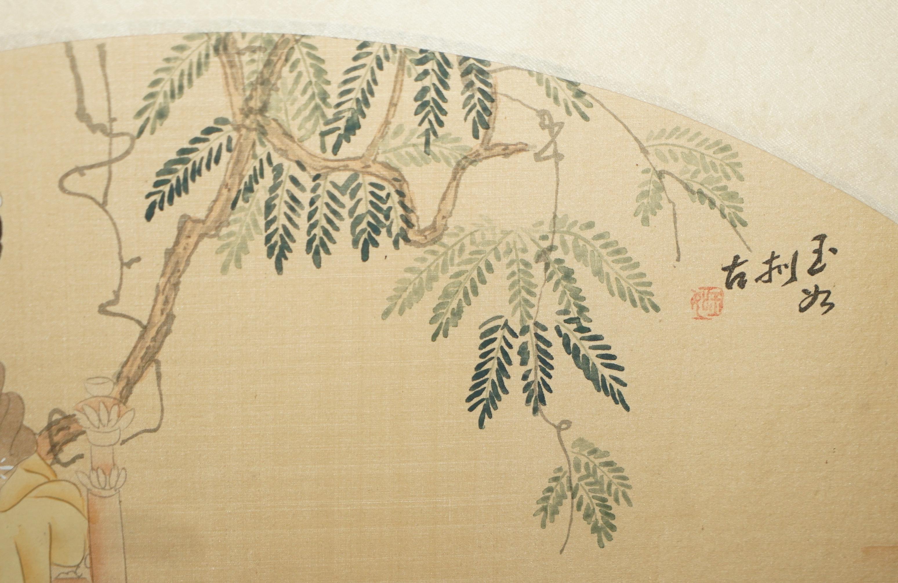 Signierte antike chinesische Aquarell-Aquarell-Seidengemälde von Geisha-Mädchen mit Blumen, signiert, Paar im Angebot 2