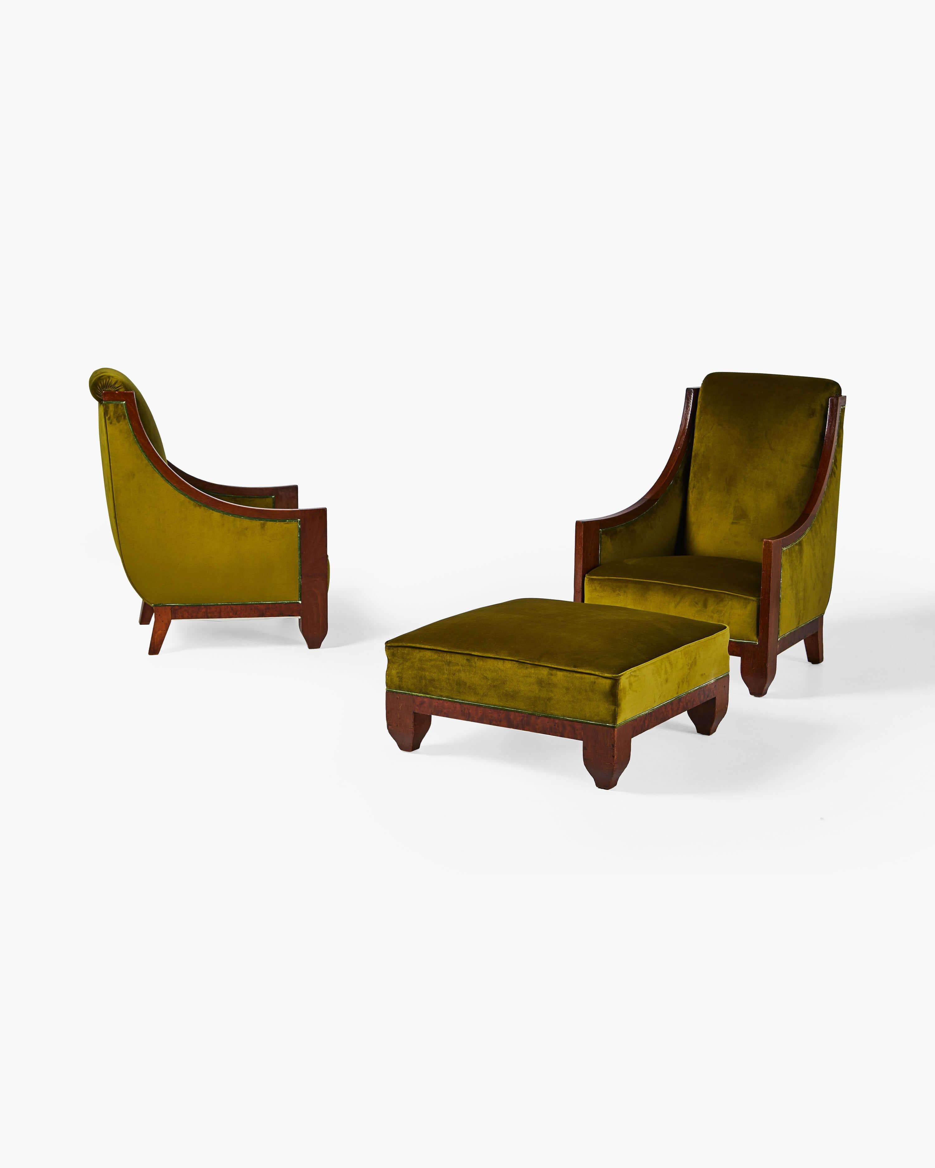 La subtile finesse décorative du designer français André Sornay se retrouve dans cette paire de fauteuils et d'ottomans, en bois de noyer et tapissés d'un velours chartreuse distinctif. Les meubles de Sornay associent l'utilisation traditionnelle de