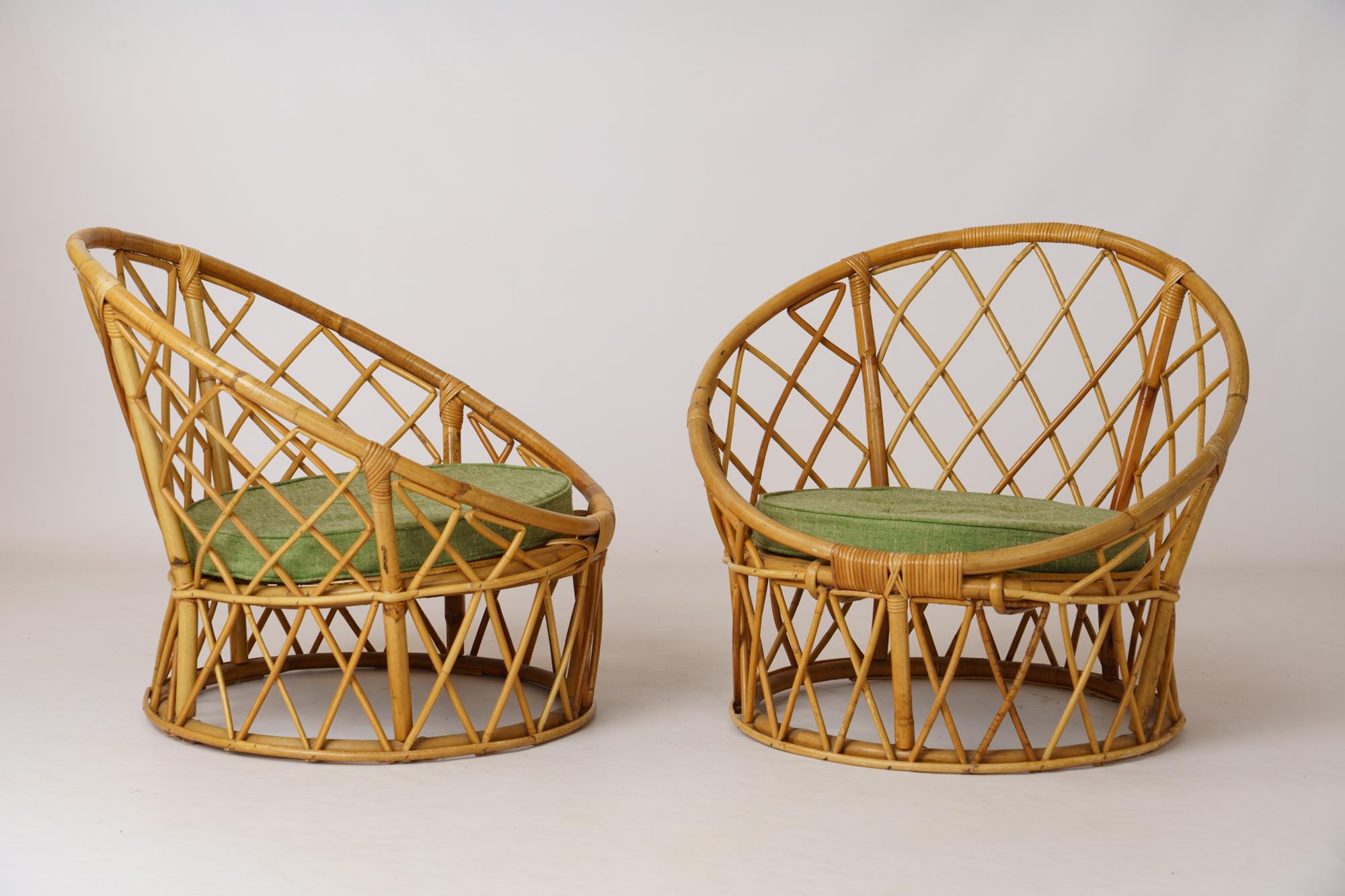 Coppia di poltrone a cesto in rattan di Adrien Audoux e Frida Minnet. Golfe Juan, Francia, anni '60. Targa con firma su una delle poltrone.
Struttura circolare con base leggermente sagomata e schienale a mezzaluna. Cuscini non originali in cotone