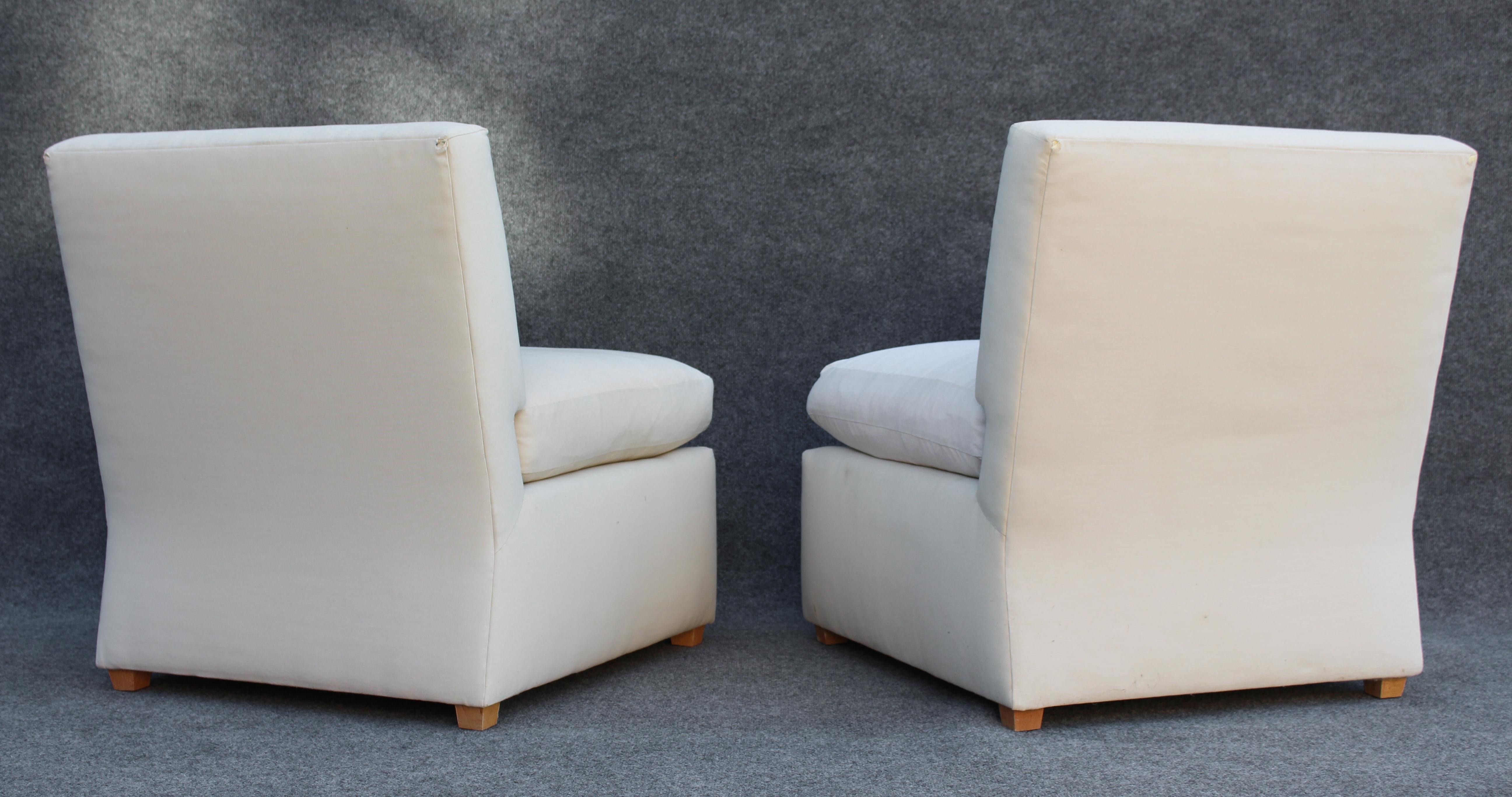 Pair of Signed Billy Baldwin White Upholstered Postmodern Slipper Lounge Chairs  In Good Condition In Philadelphia, PA