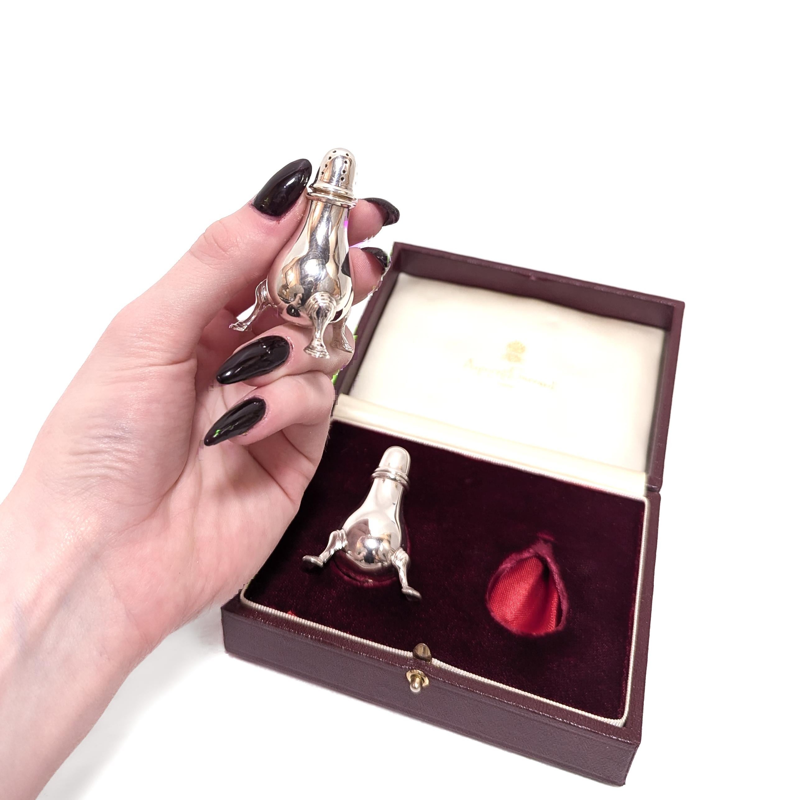 Ein feines Paar signierter Salz- und Pfefferstreuer aus englischem Silber.

Von Asprey & Garrard.

Aus Sterlingsilber.

Jeweils in einer Queen-Anne-Birnenform mit 3 Kabriole-Füßen.

Vollständig gestempelt auf dem Sockel jedes Stücks.

Zusammen mit