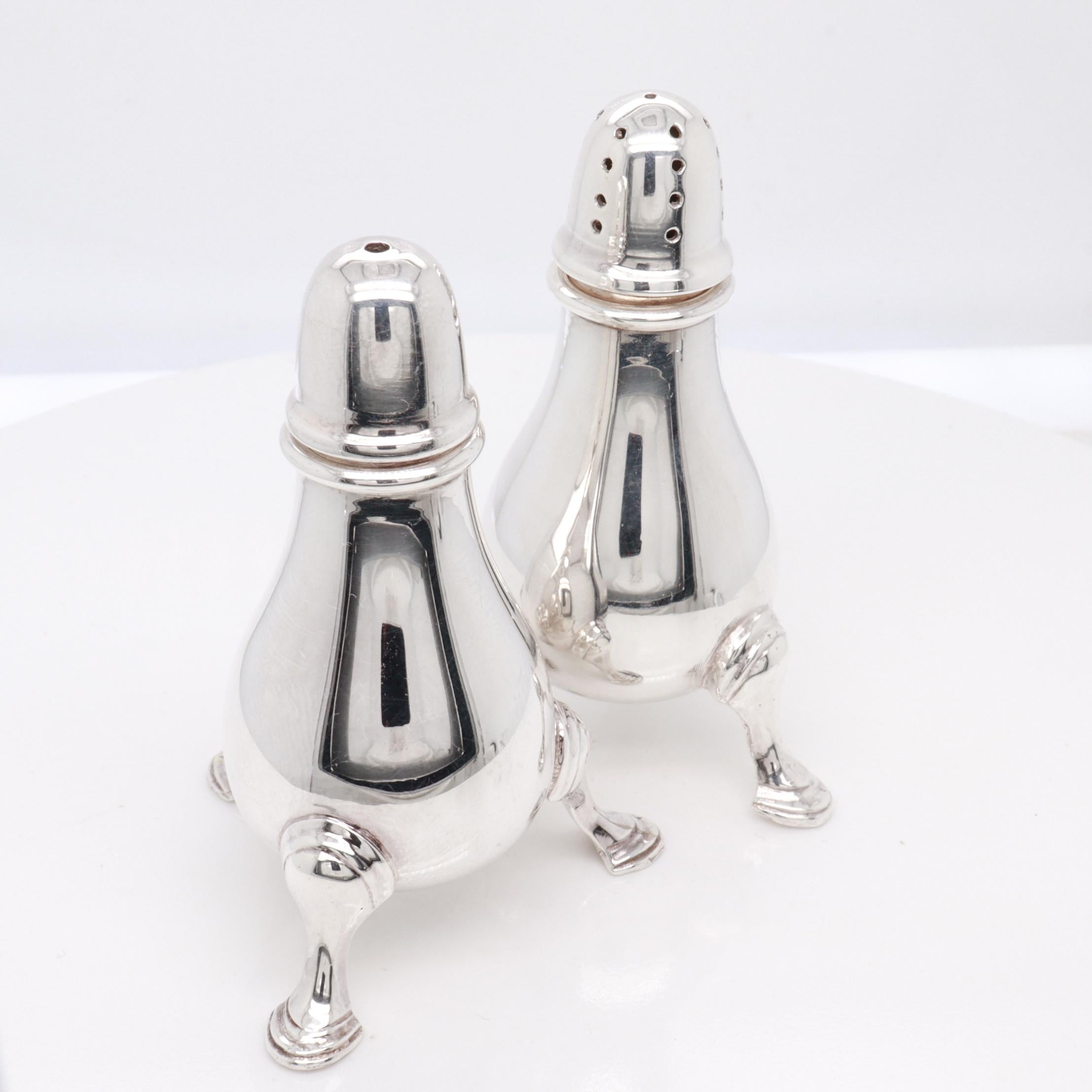 Paar signierte Salz- und Pfefferstreuer aus Sterlingsilber von Asprey & Garrard in einer Box im Zustand „Gut“ im Angebot in Philadelphia, PA
