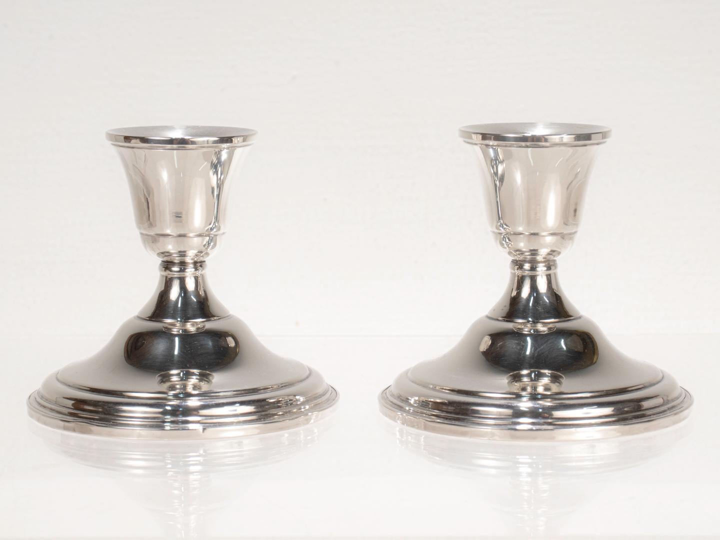Ein schönes Paar Konsolenleuchter aus der Mitte des Jahrhunderts. 

Gekennzeichnet für Cartier.

Aus Sterlingsilber.

Modell Nr. 822.

Jeweils mit einem abgestuften, trompetenförmigen Sockel und einem einzelnen, mit Gewinde versehenen