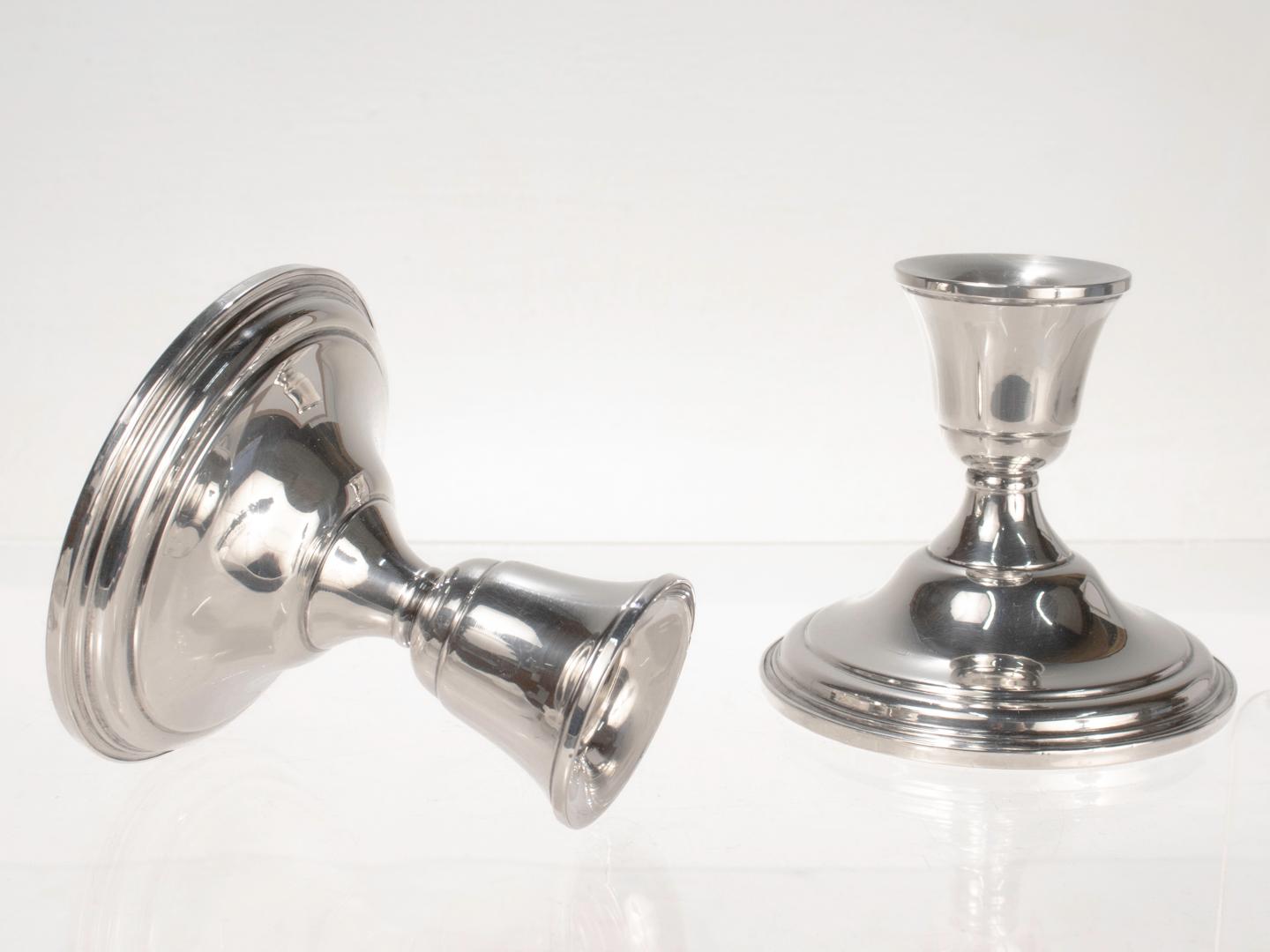 Paar signierte Cartier-Kerzenständer aus Sterlingsilber aus der Mitte des Jahrhunderts (Moderne)