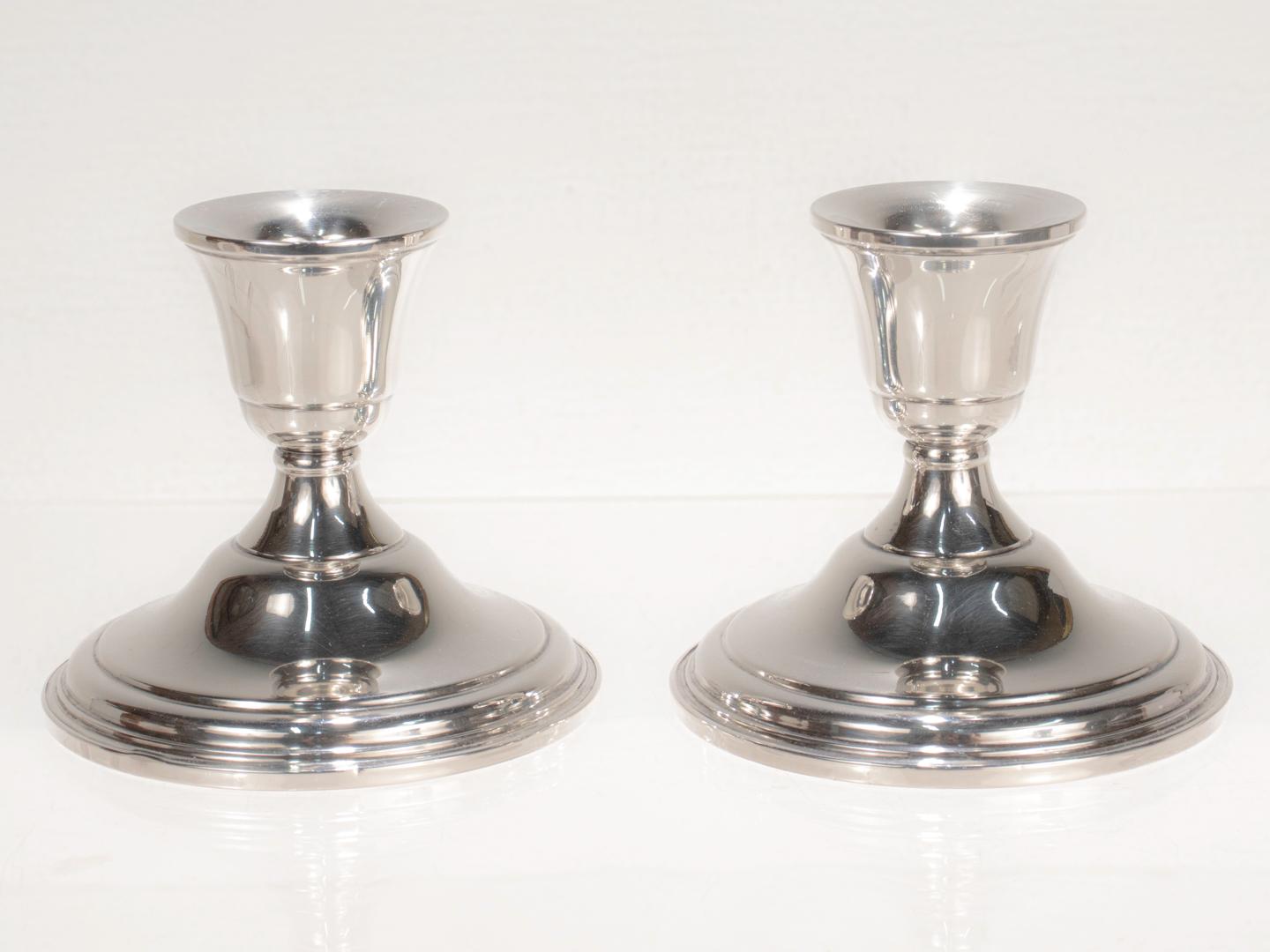 Paar signierte Cartier-Kerzenständer aus Sterlingsilber aus der Mitte des Jahrhunderts für Damen oder Herren