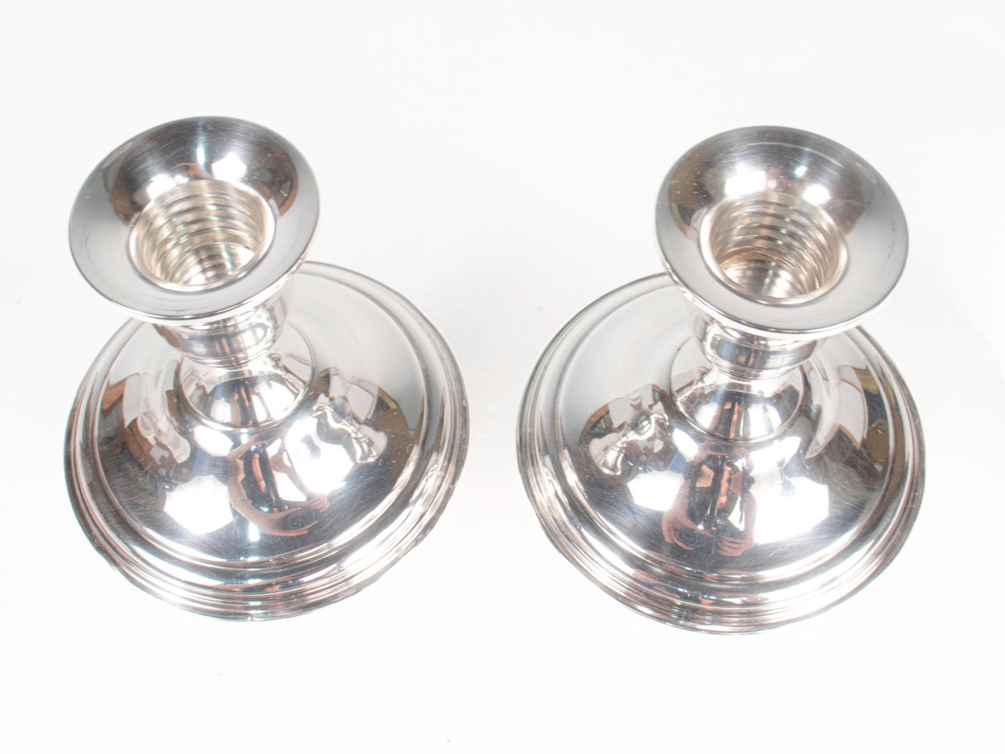 Paar signierte Cartier-Kerzenständer aus Sterlingsilber aus der Mitte des Jahrhunderts 3