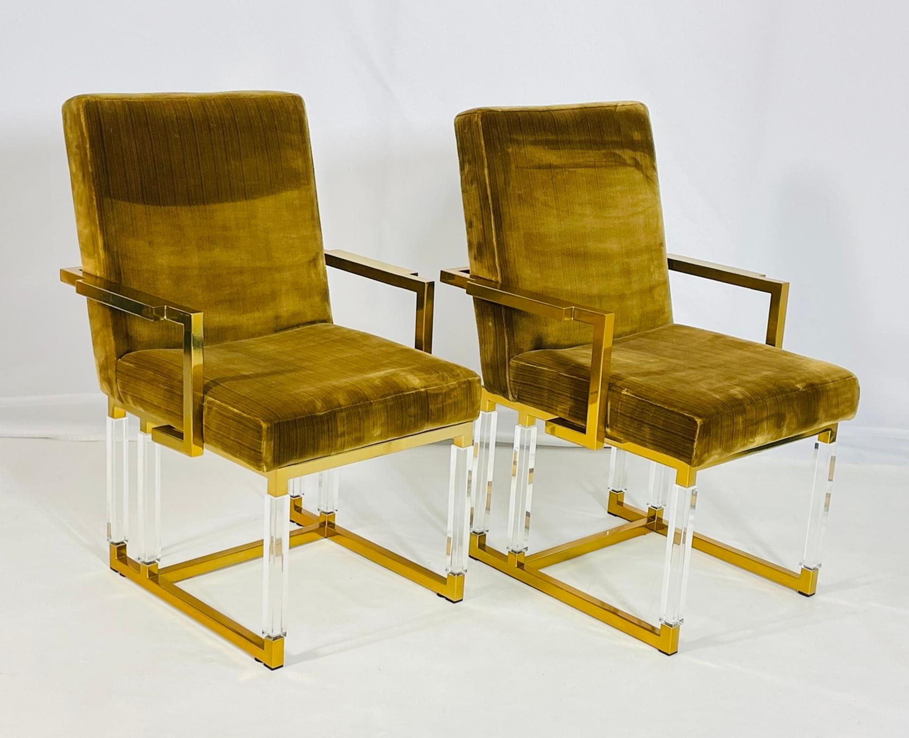 Une superbe paire de fauteuils conçus par Charles Hollis Jones, issus de sa célèbre Collection Metric, fabriqués à la main à Los Angeles dans les années 1980. Ces chaises illustrent la sophistication du style Hollywood Regency grâce à leur structure