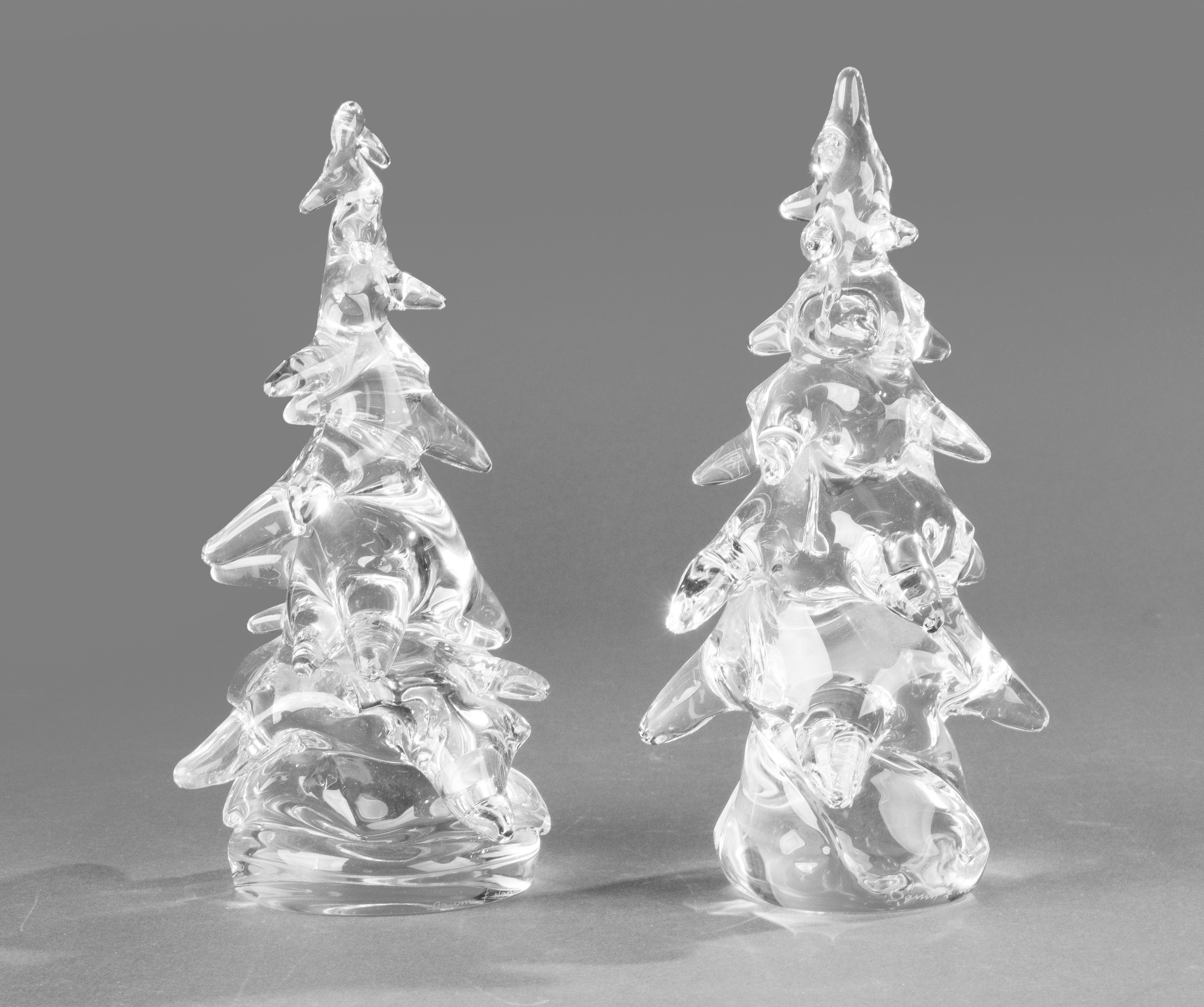 Una bellissima coppia di alberi di Natale scultorei in cristallo di Daum, firmati Daum Nancy France sul lato. Questi eleganti pezzi catturano la magia dell'inverno in puro cristallo francese, con una forma fluida e organica tipica dell'artigianato
