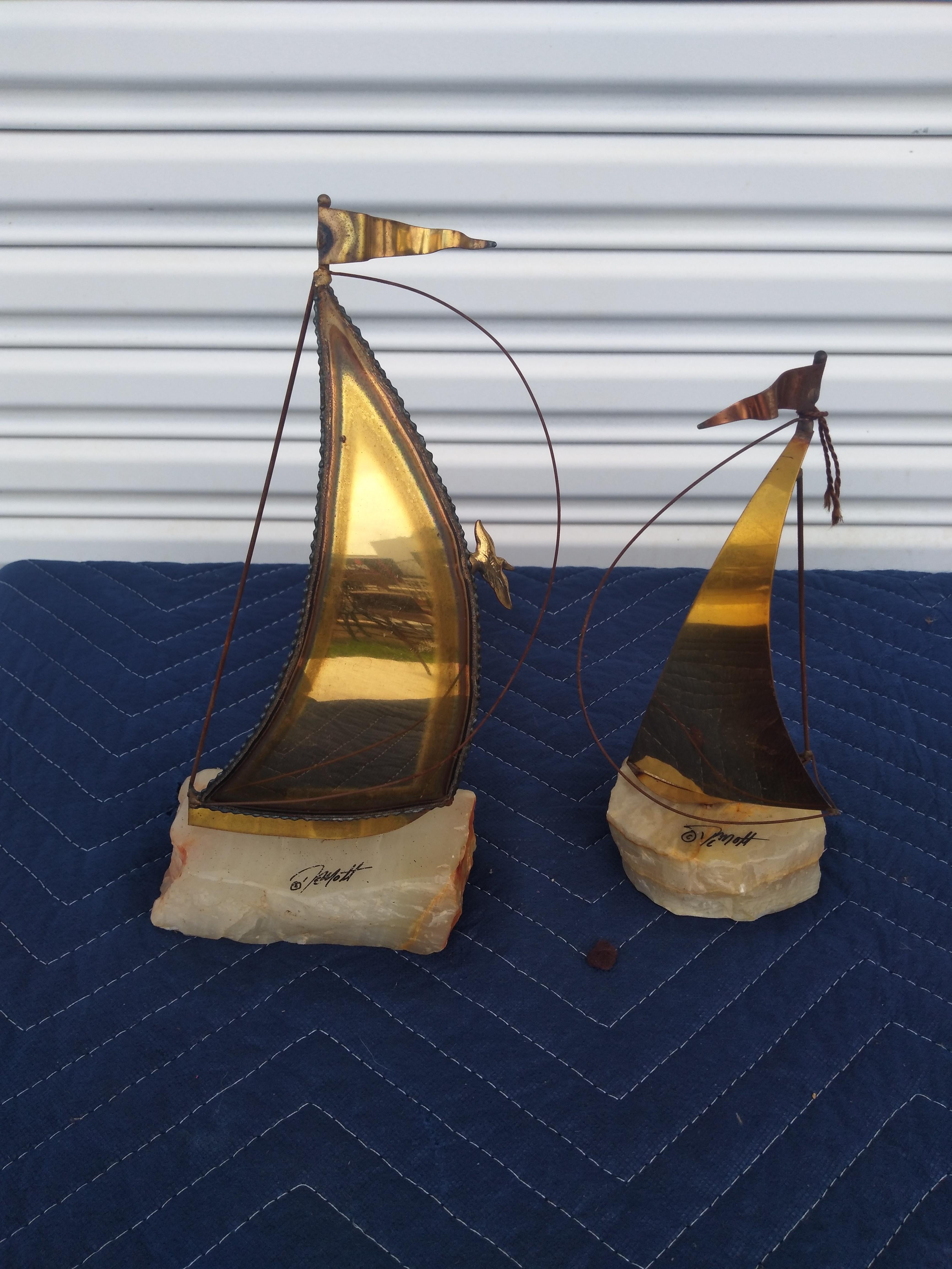Se trata de un par de esculturas de Velero DeMott firmadas. Descansan sobre bases de ónice y están construidas en latón bruñido. Están hechas al estilo de Curtis Jere.  

Varían de tamaño.
El grande mide 9,75 x 5,75
El más pequeño es de 9 x  4