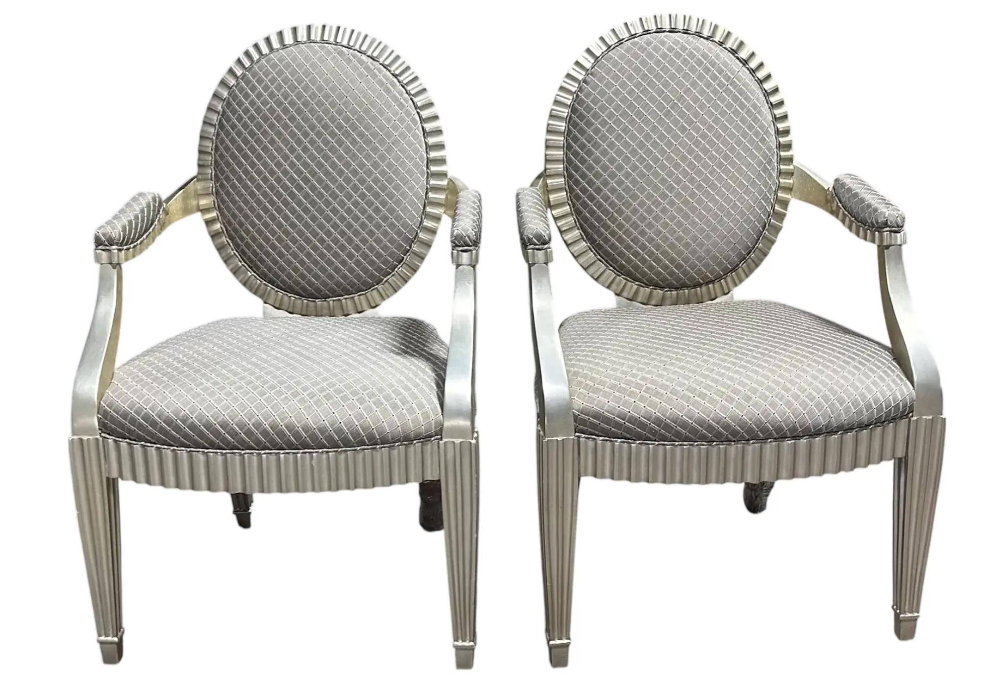 Pareja de sillones de madera de gran flauta de seda verde y plata firmados Donghia por John Hutton