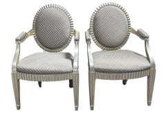 Pareja de sillones de madera dorada con seda verde firmados por John Hut