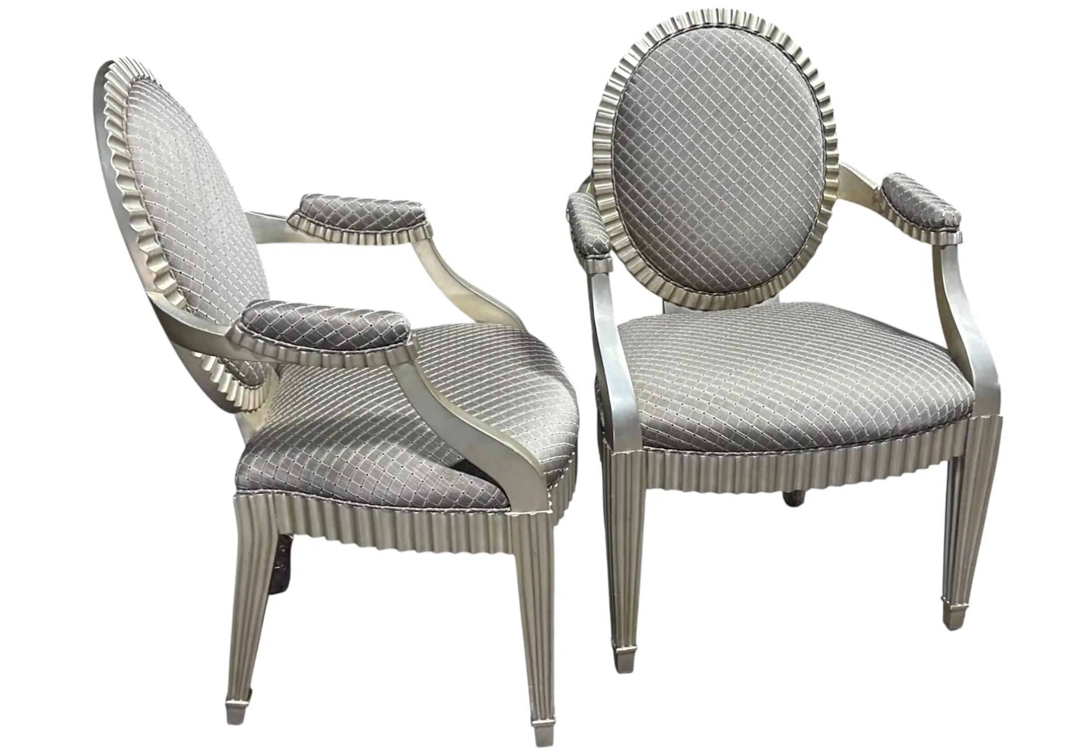 Pareja de sillones de madera dorada con seda verde firmados por John Hut Moderno en venta