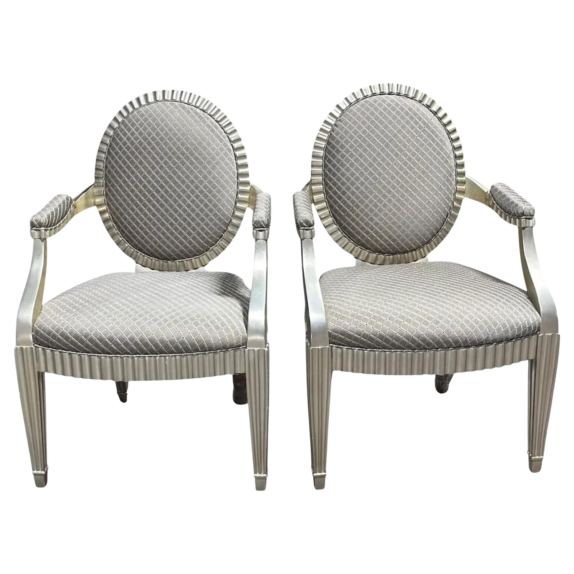 Pareja de sillones de madera dorada con seda verde firmados por John Hut en venta
