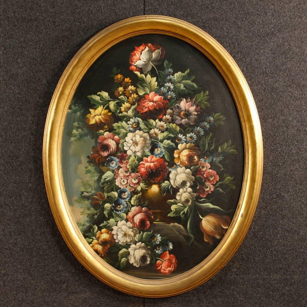 Pair of oval paintings oil on masonite from 20th century. Dutch paintings depicting still life, vase with flowers of good pictorial quality in 18th century style. Frames in carved and gilded wood in good condition. Works signed in the lower center.