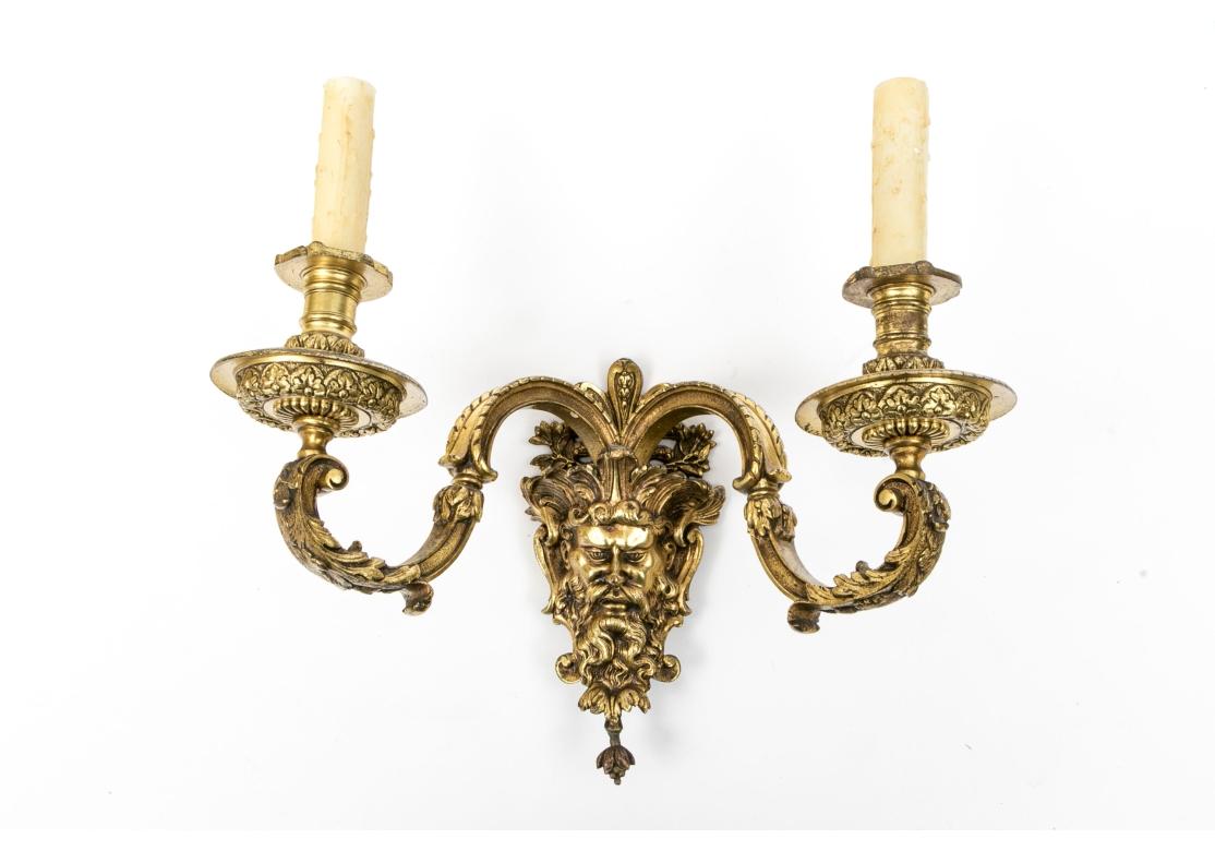 Eccezionale coppia di pregiati oggetti elettrificati in stile neoclassico francese.  applique in bronzo dorato con due bracci ben fusi e ornati che partono da un busto centrale intricato con testate foliate e barba fluente... I bracci sono decorati