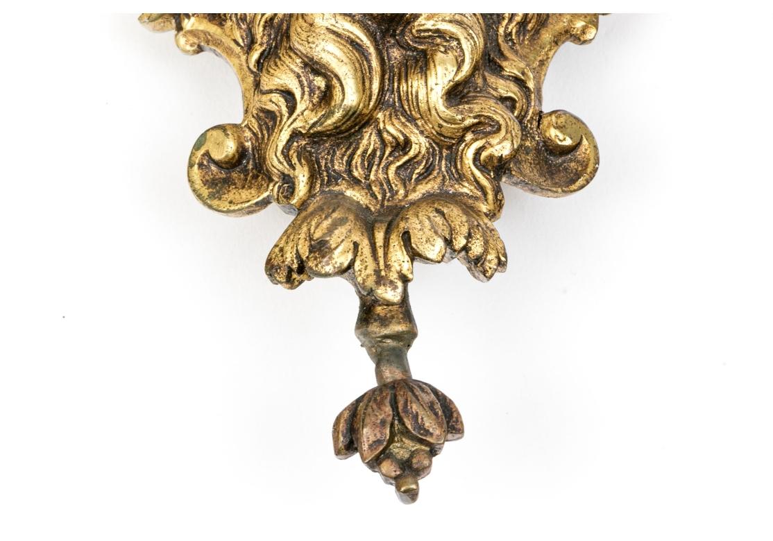 Neoclassico Coppia di applique firmate in bronzo dorato francese in stile neoclassico in vendita