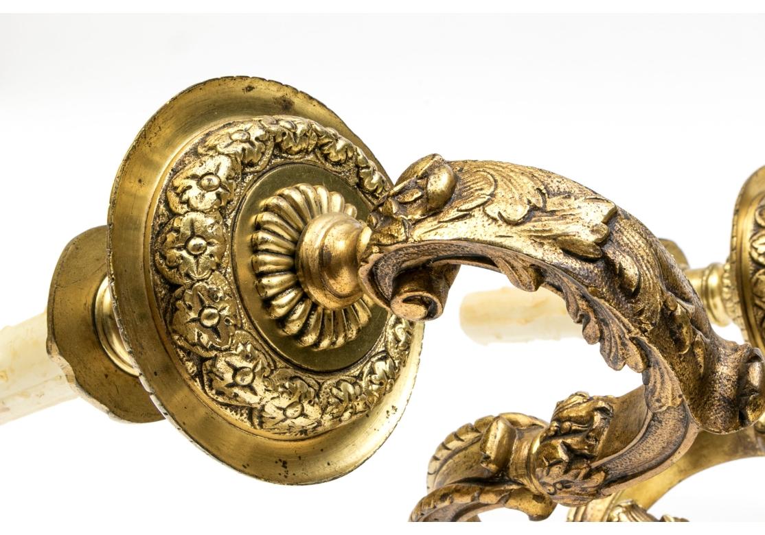 Coppia di applique firmate in bronzo dorato francese in stile neoclassico In condizioni buone in vendita a Bridgeport, CT