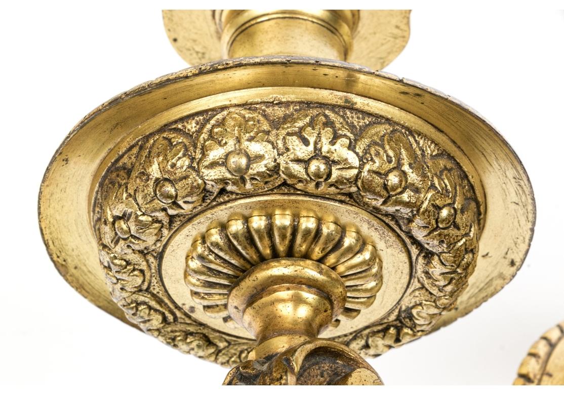 Bronzo Coppia di applique firmate in bronzo dorato francese in stile neoclassico in vendita