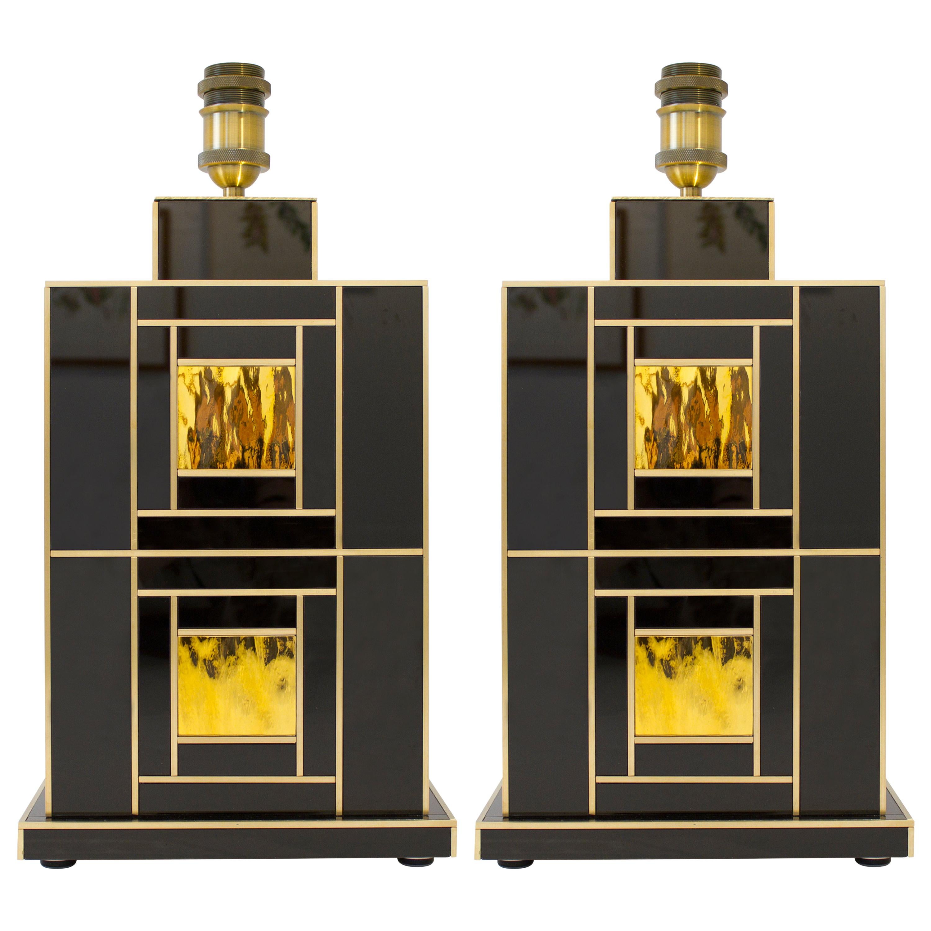 Coppia di lampade geometriche firmate in vetro nero e oro con intarsi in ottone, Spagna in vendita