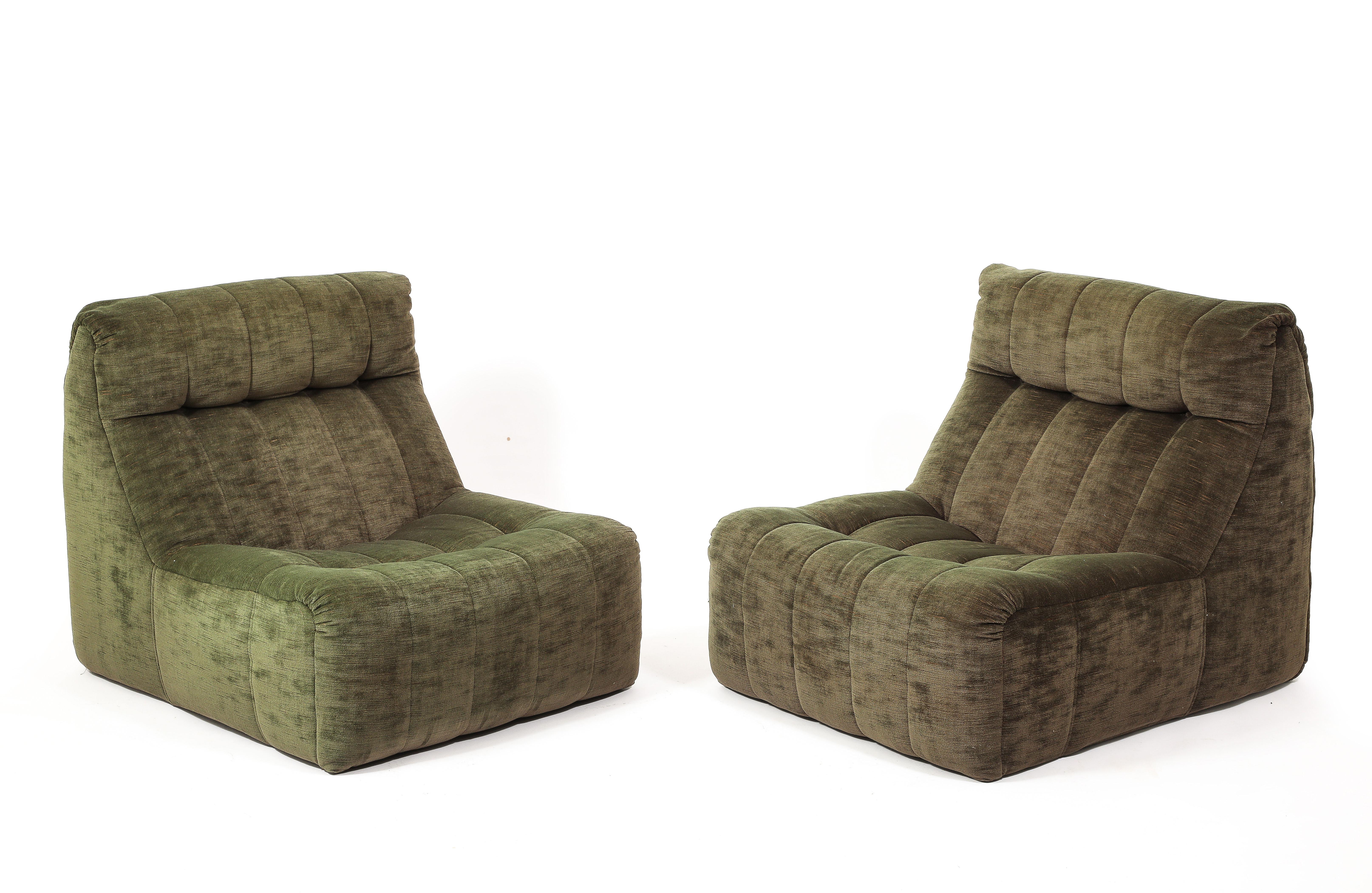 Paire de chaises à pantoufles en velours vert signées par Steiner & Greene - France 1970's Bon état - En vente à New York, NY