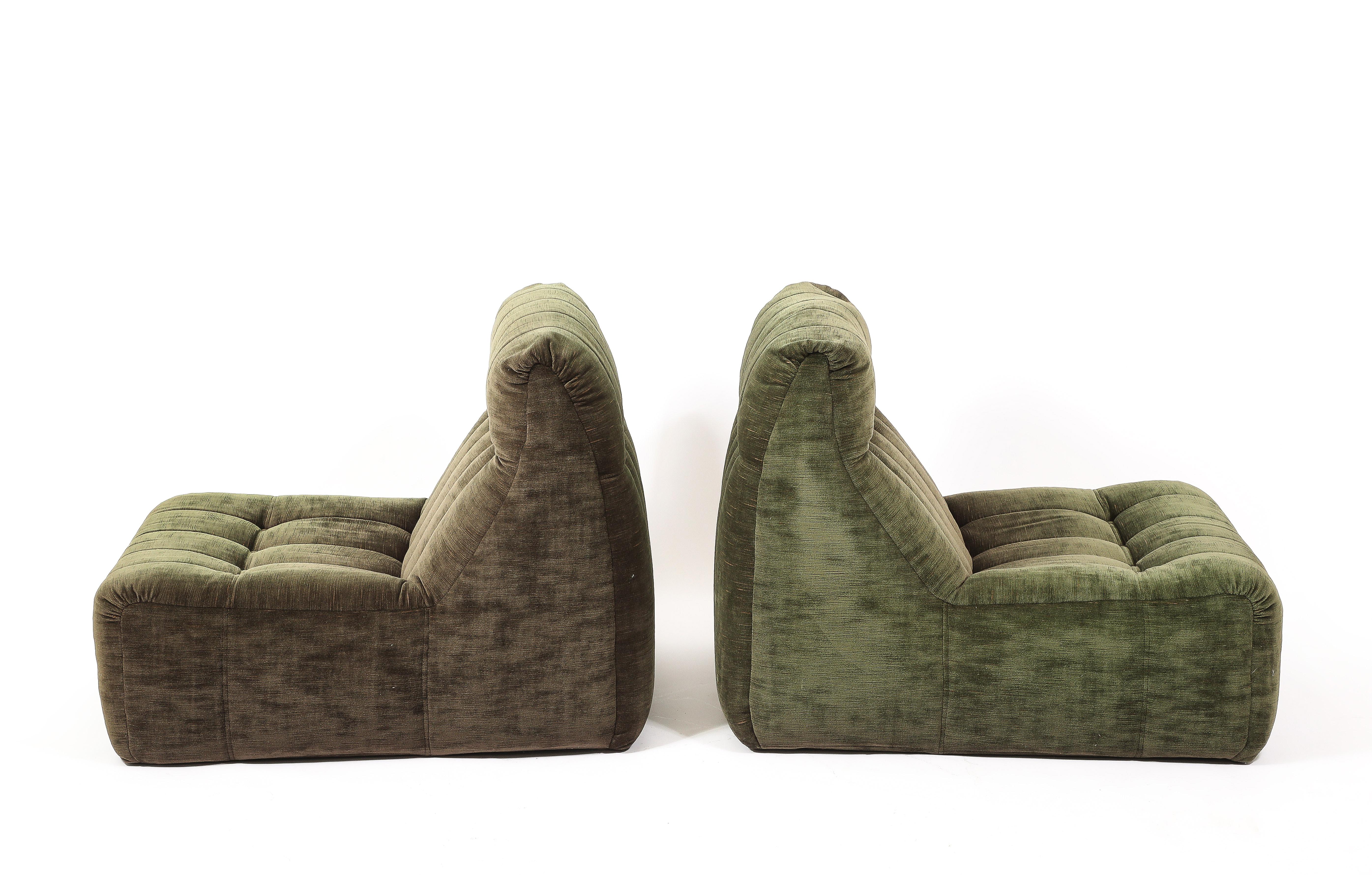 Tissu d'ameublement Paire de chaises à pantoufles en velours vert signées par Steiner & Greene - France 1970's en vente