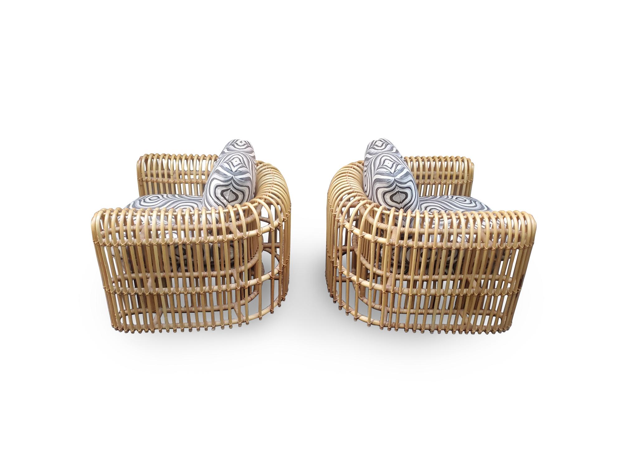 20ième siècle Paire de chaises longues signées Henry Olko en rotin et canne Rib Series en vente