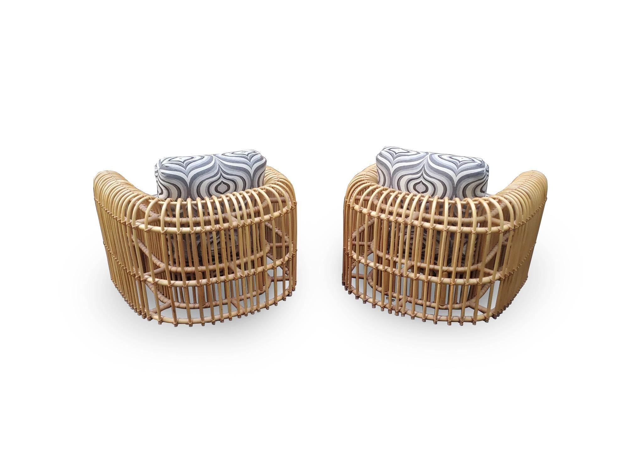 Tissu d'ameublement Paire de chaises longues signées Henry Olko en rotin et canne Rib Series en vente