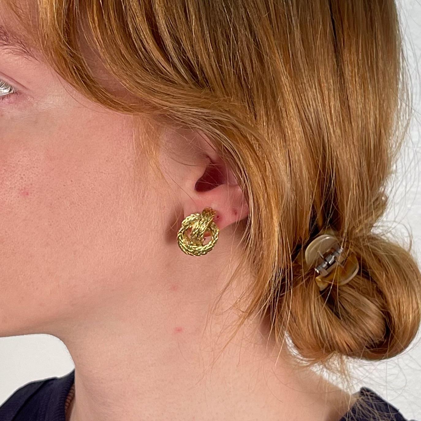 A fine signed pair of gold earrings.

By Hermes.

In 18k gold.

In the Vendôme pattern.

With the original earclips replaced with an omega clip closure for added security.

Simply a wonderful pair of earrings from one of the world's top