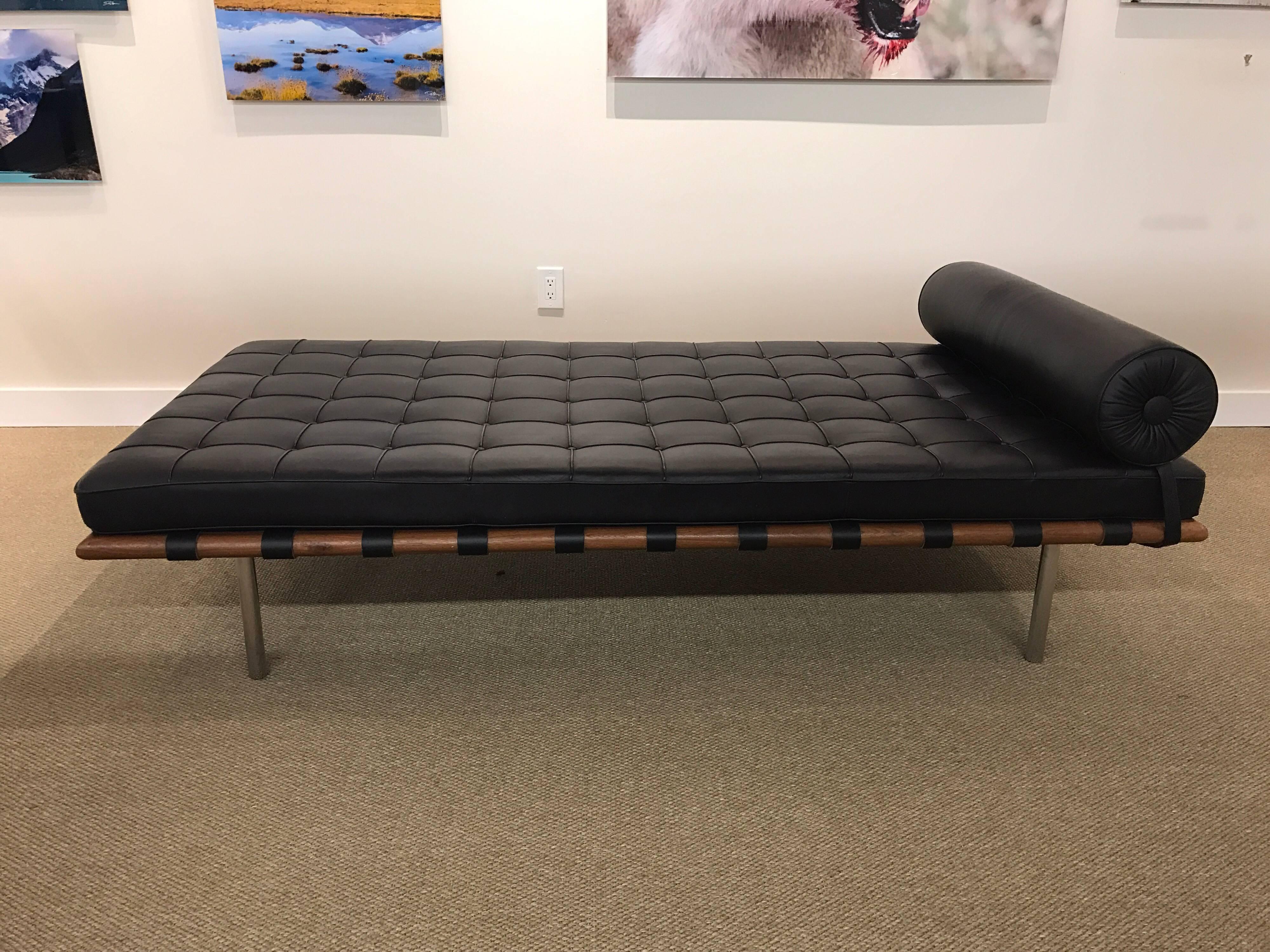 Pair of Signed Knoll Barcelona Black Leather Daybeds Ludwig Mies van der Rohe In Excellent Condition In West Hartford, CT