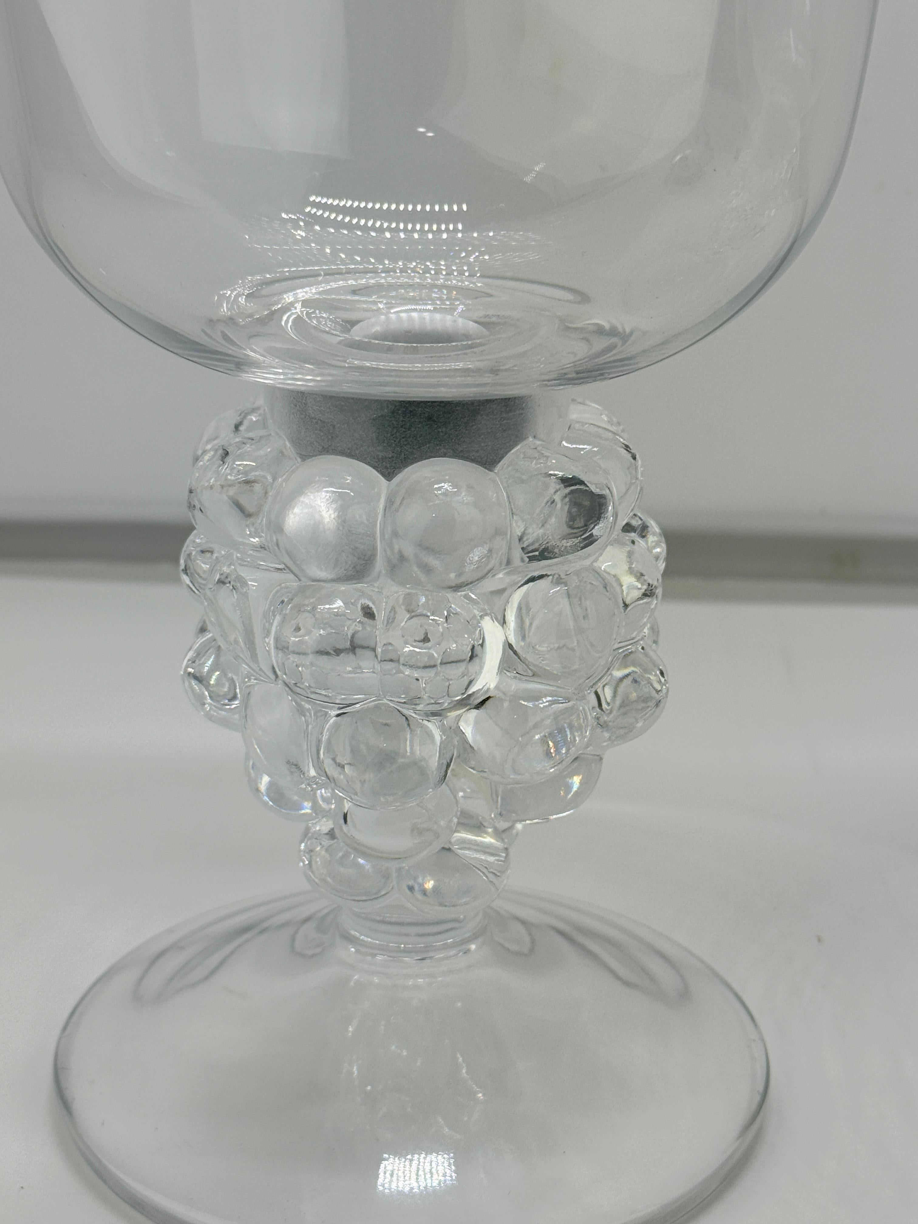 Français Paire de chandeliers ouragan en cristal 