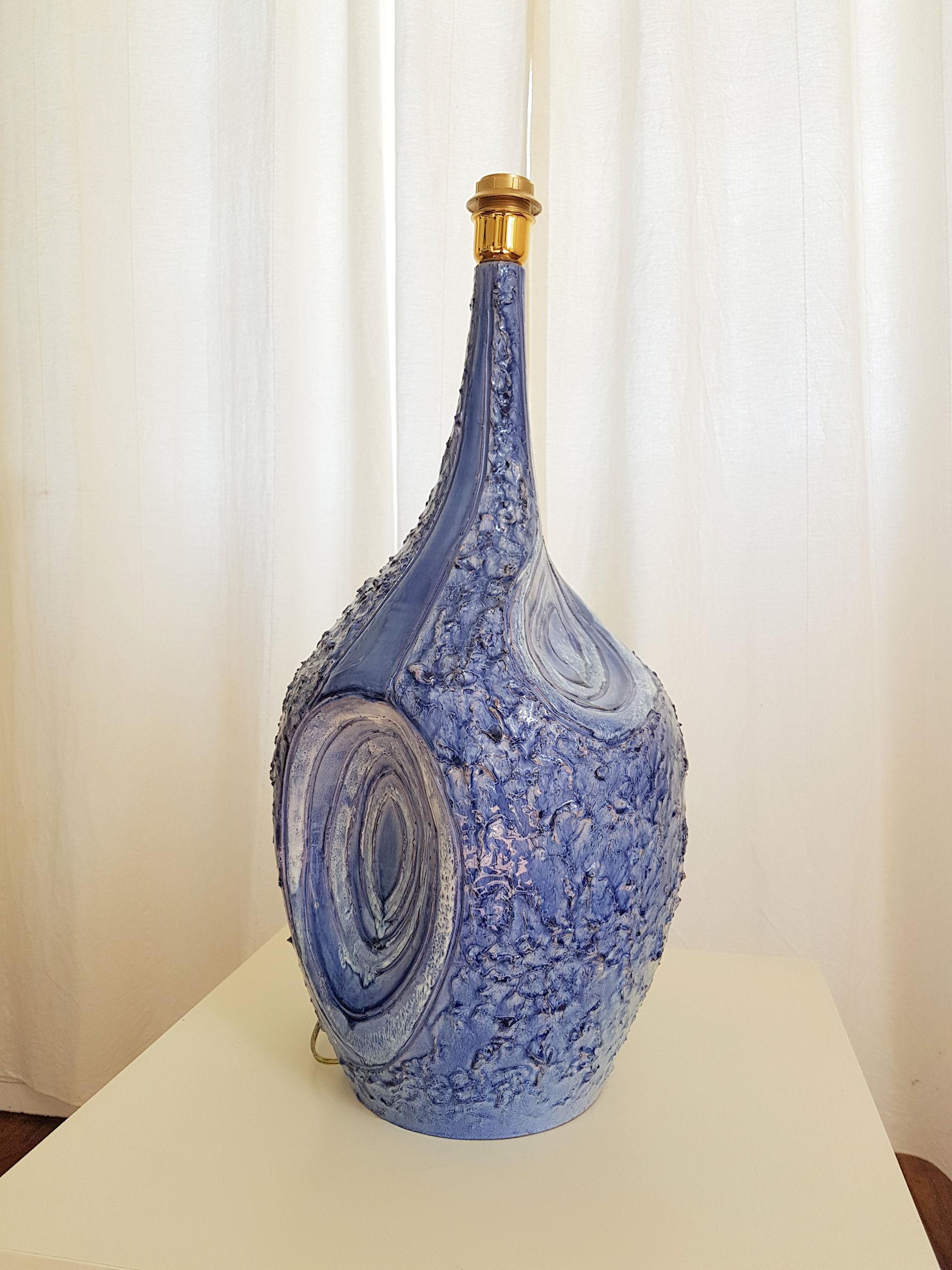 Large Textured Blue & White Ceramic Signed Italian Mid-Century Mod Table Lamps  (Ende des 20. Jahrhunderts)
