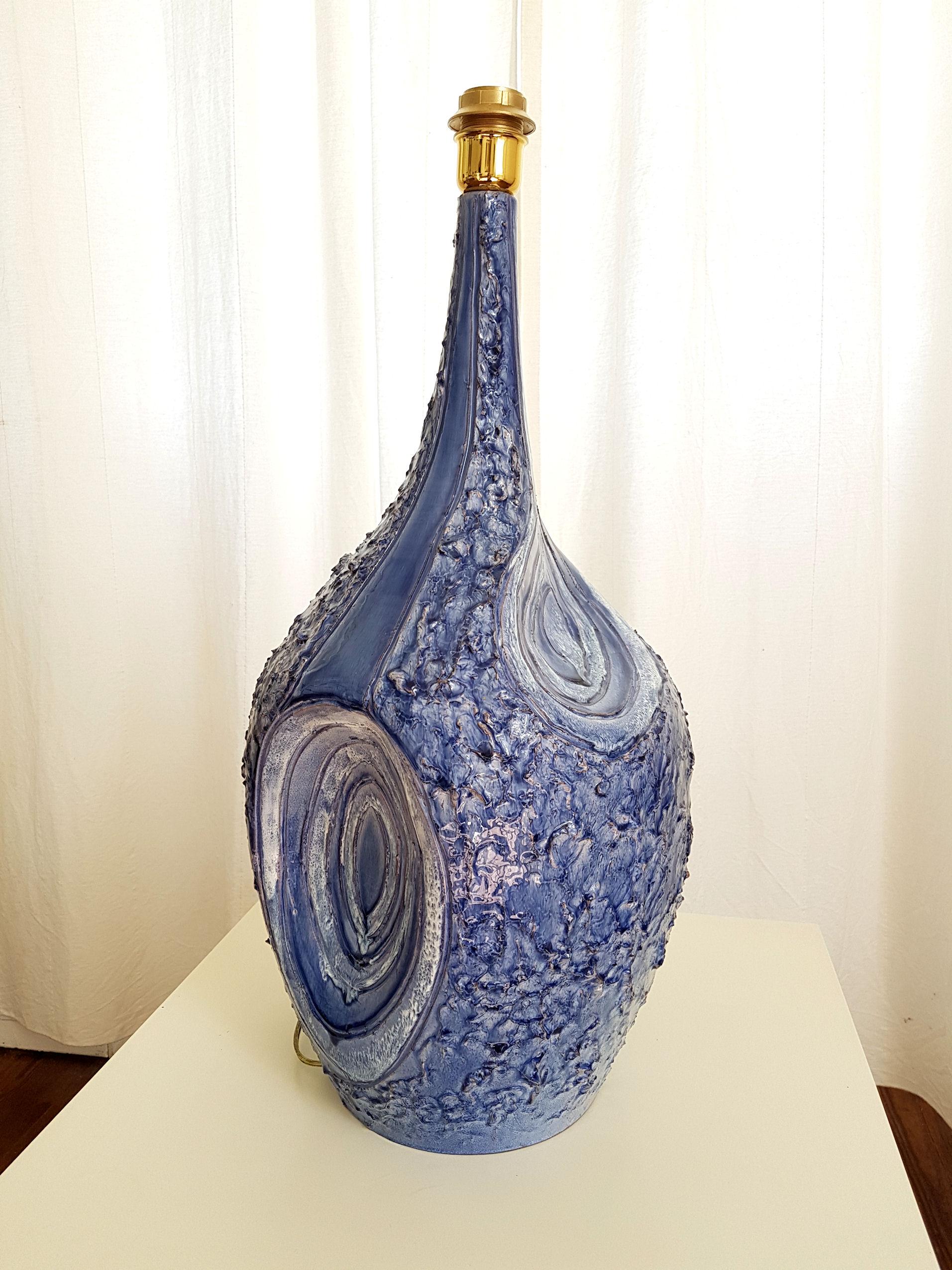 Large Textured Blue & White Ceramic Signed Italian Mid-Century Mod Table Lamps  (Keramik)