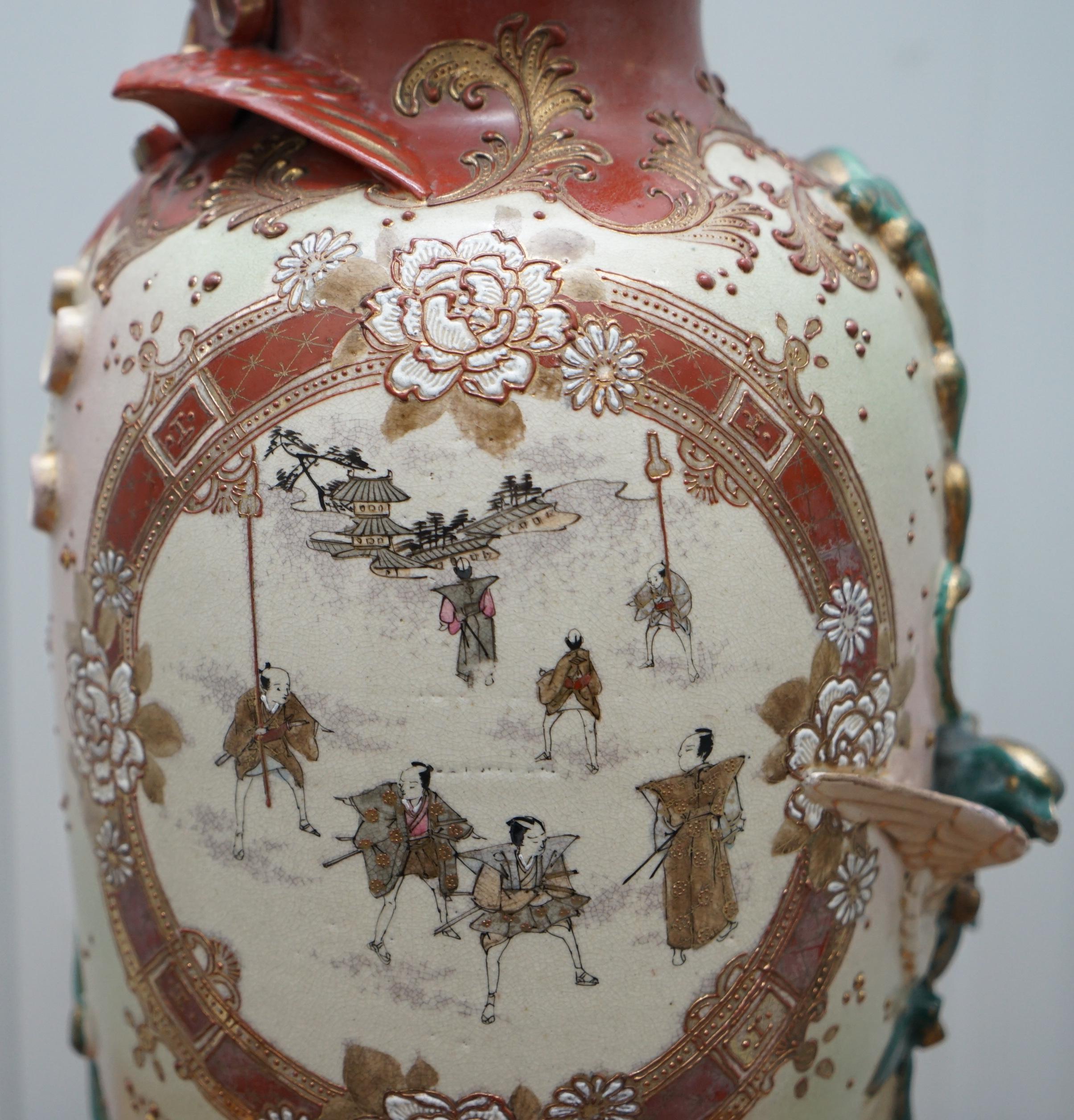 Paar signierte große chinesische Vasen des frühen 19. Jahrhunderts mit verschnörkelten Mustern im Angebot 3
