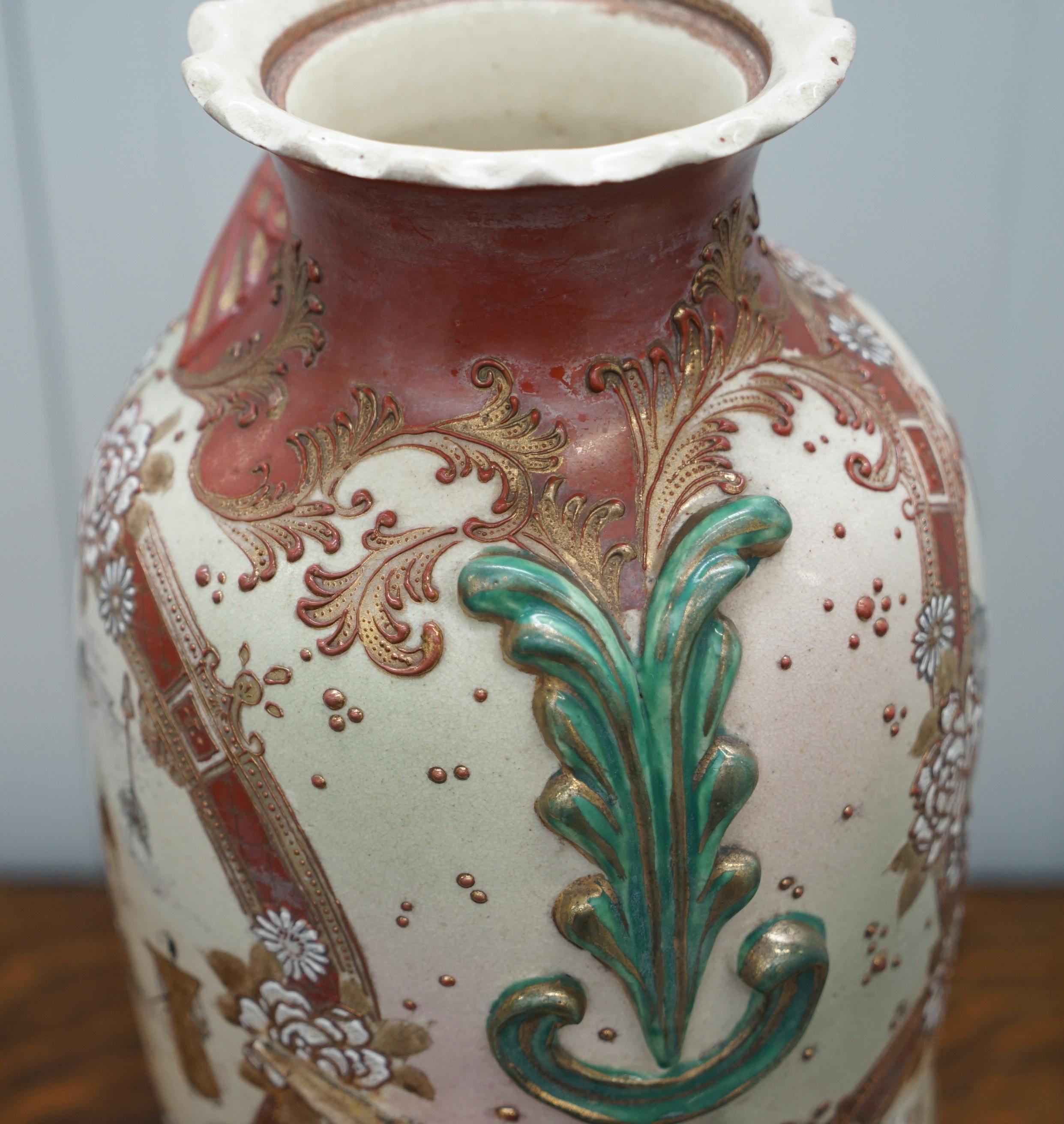 Paar signierte große chinesische Vasen des frühen 19. Jahrhunderts mit verschnörkelten Mustern im Angebot 4