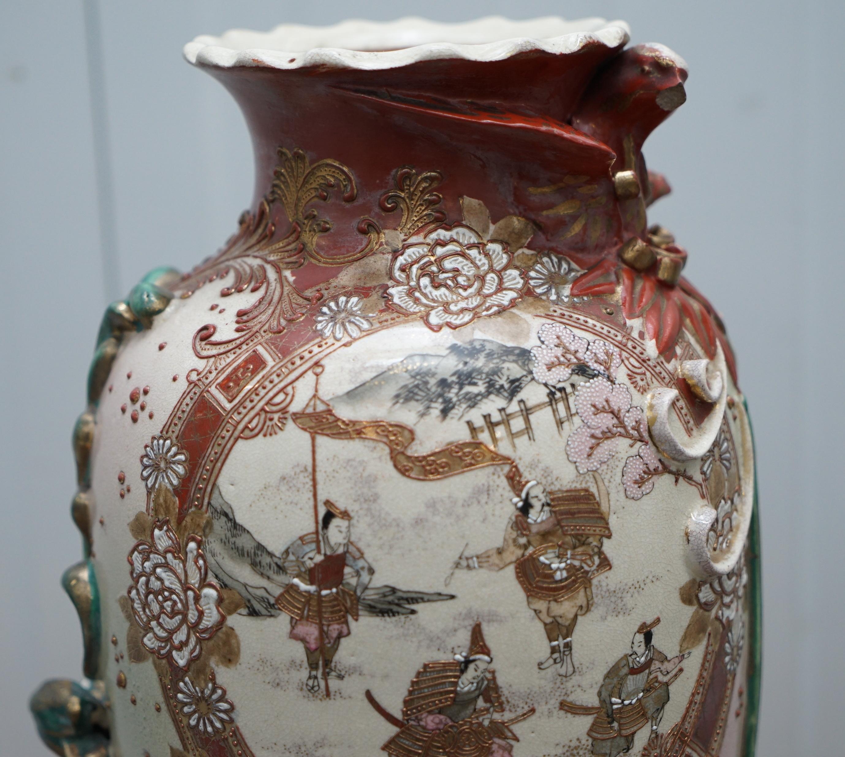 Paar signierte große chinesische Vasen des frühen 19. Jahrhunderts mit verschnörkelten Mustern im Angebot 6