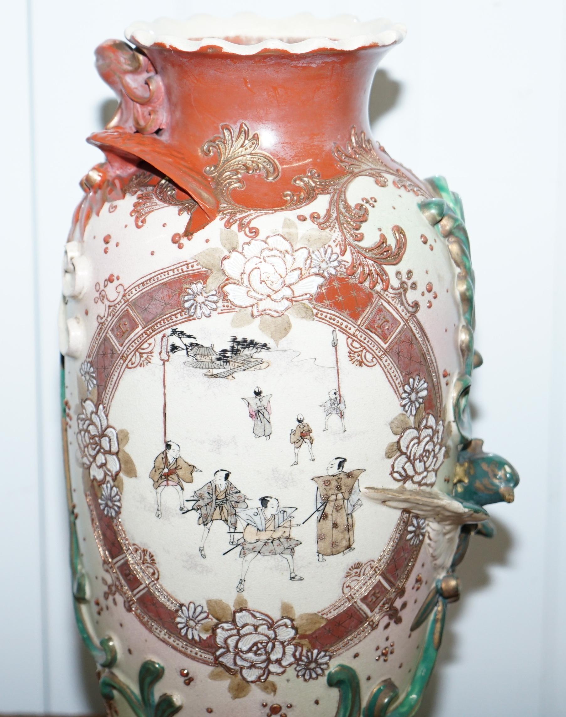 Paar signierte große chinesische Vasen des frühen 19. Jahrhunderts mit verschnörkelten Mustern im Angebot 8