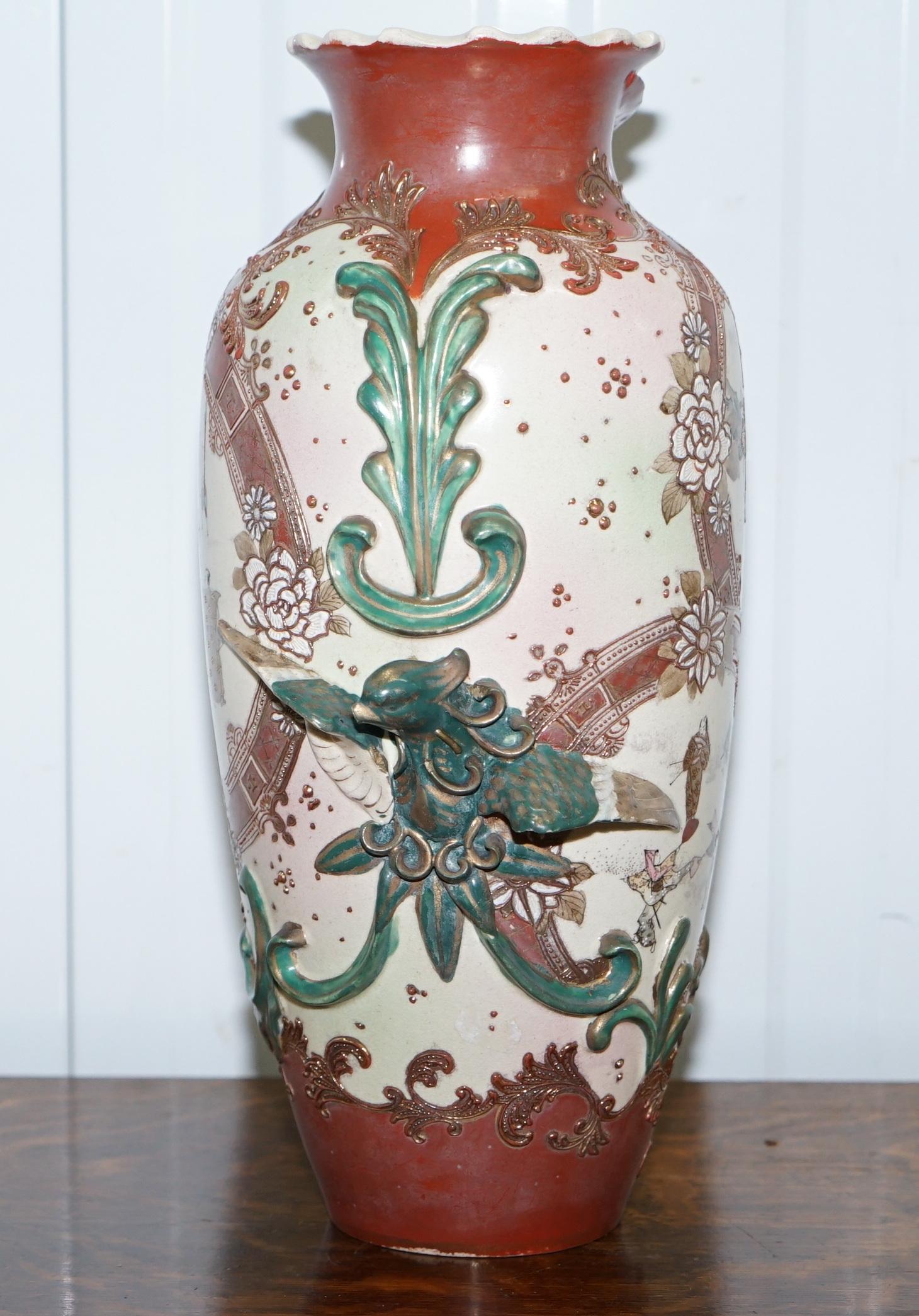 Paar signierte große chinesische Vasen des frühen 19. Jahrhunderts mit verschnörkelten Mustern im Angebot 9
