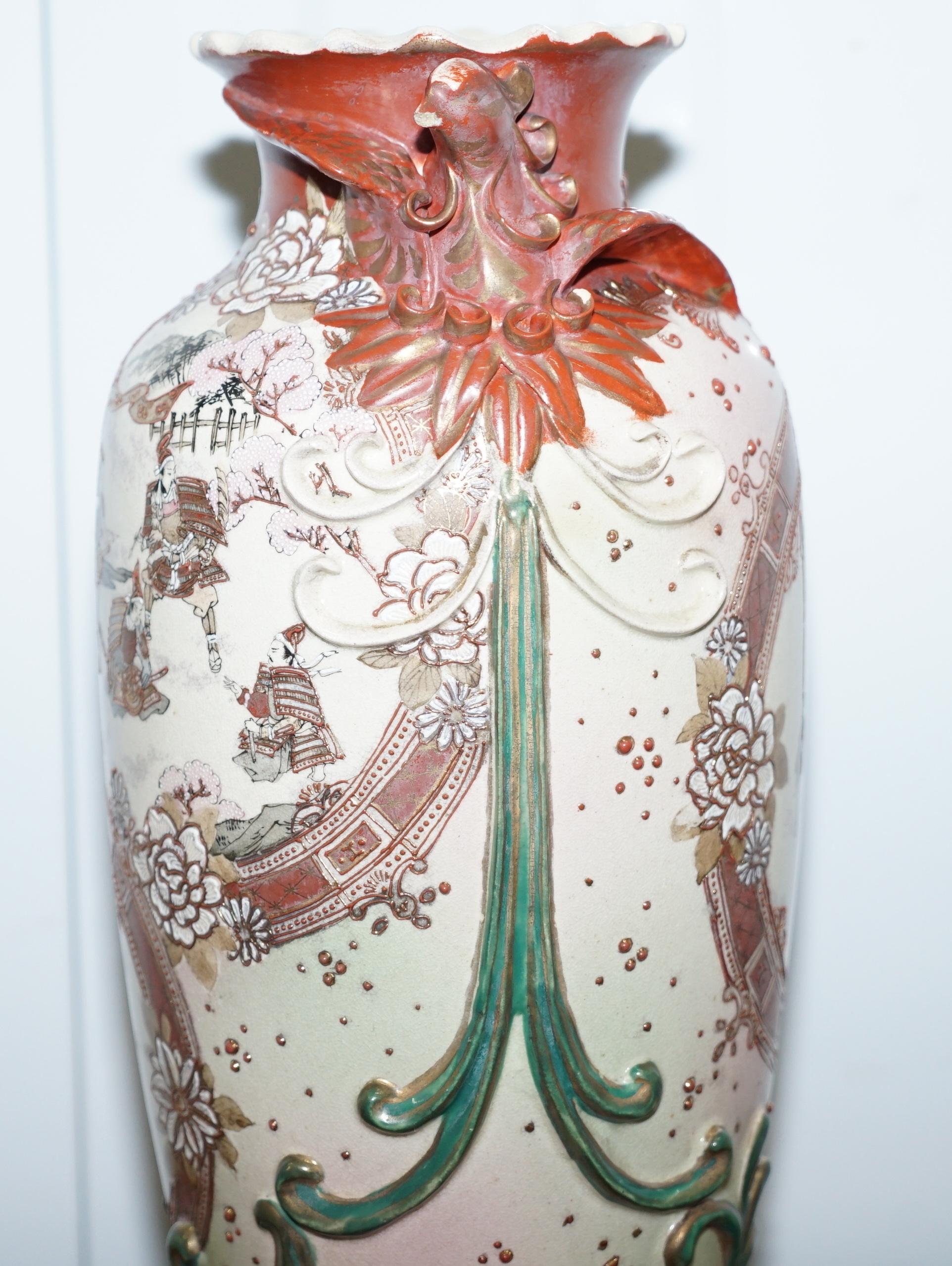 Paar signierte große chinesische Vasen des frühen 19. Jahrhunderts mit verschnörkelten Mustern im Angebot 11