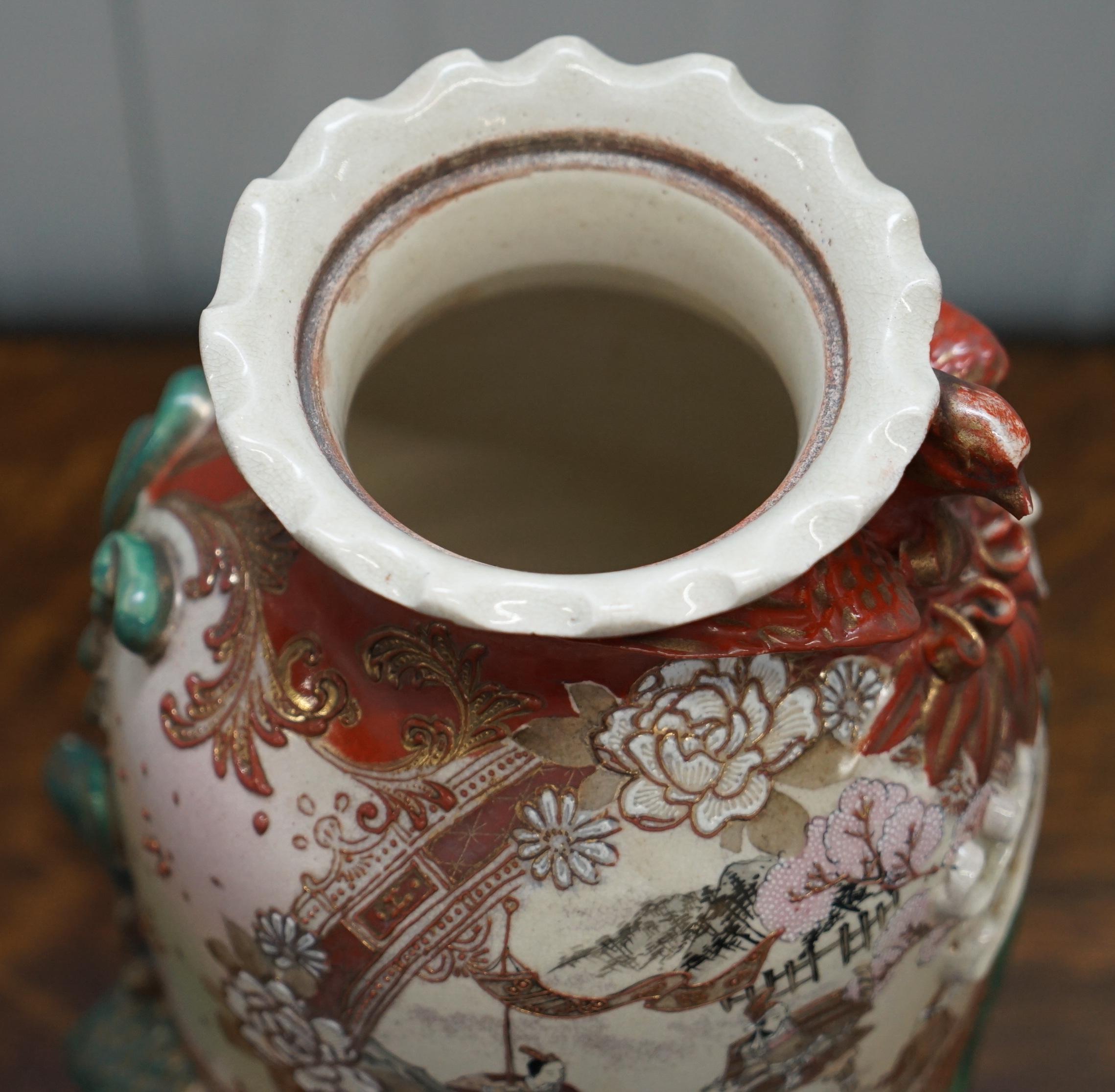 Paar signierte große chinesische Vasen des frühen 19. Jahrhunderts mit verschnörkelten Mustern im Angebot 12