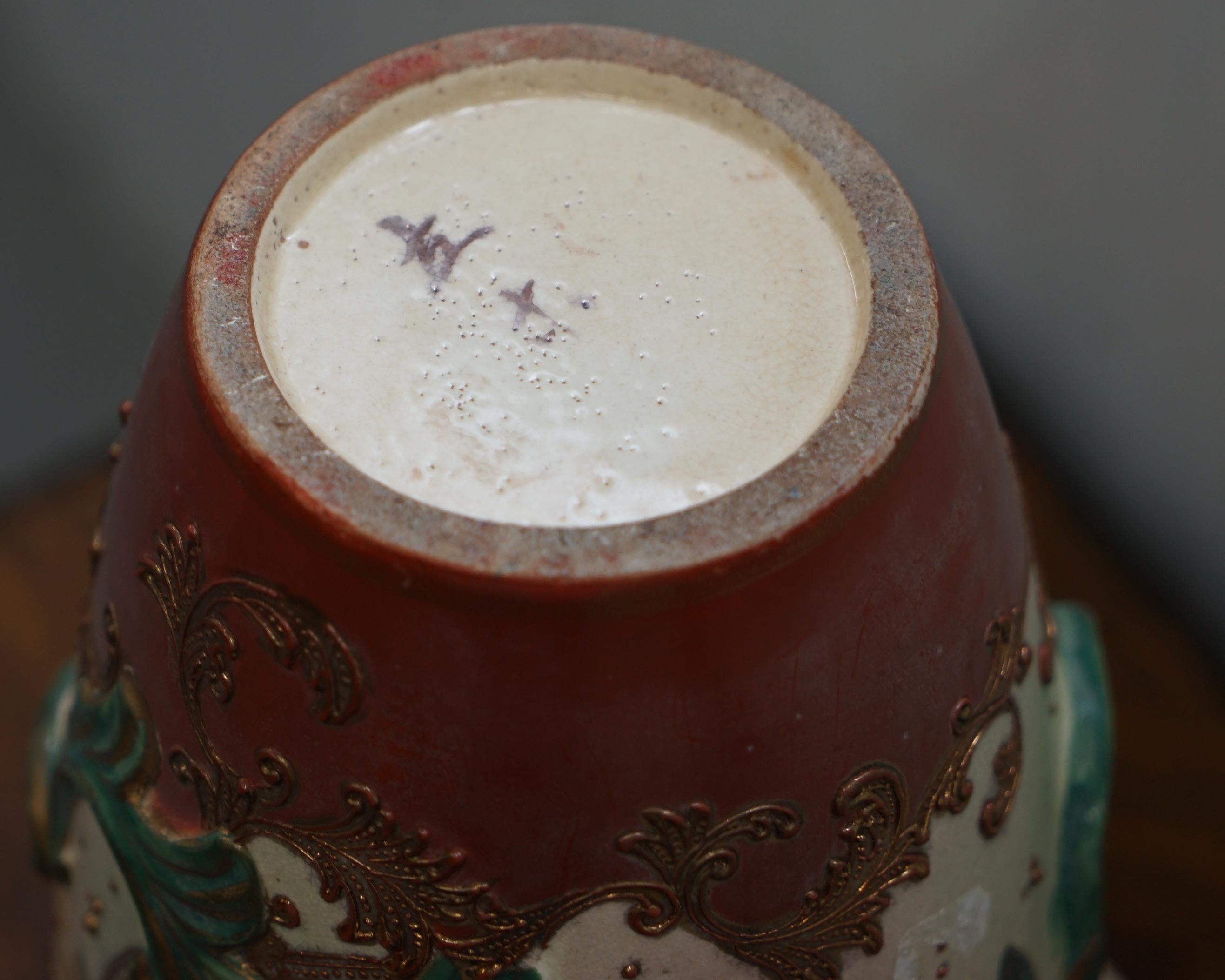 Paar signierte große chinesische Vasen des frühen 19. Jahrhunderts mit verschnörkelten Mustern im Angebot 13