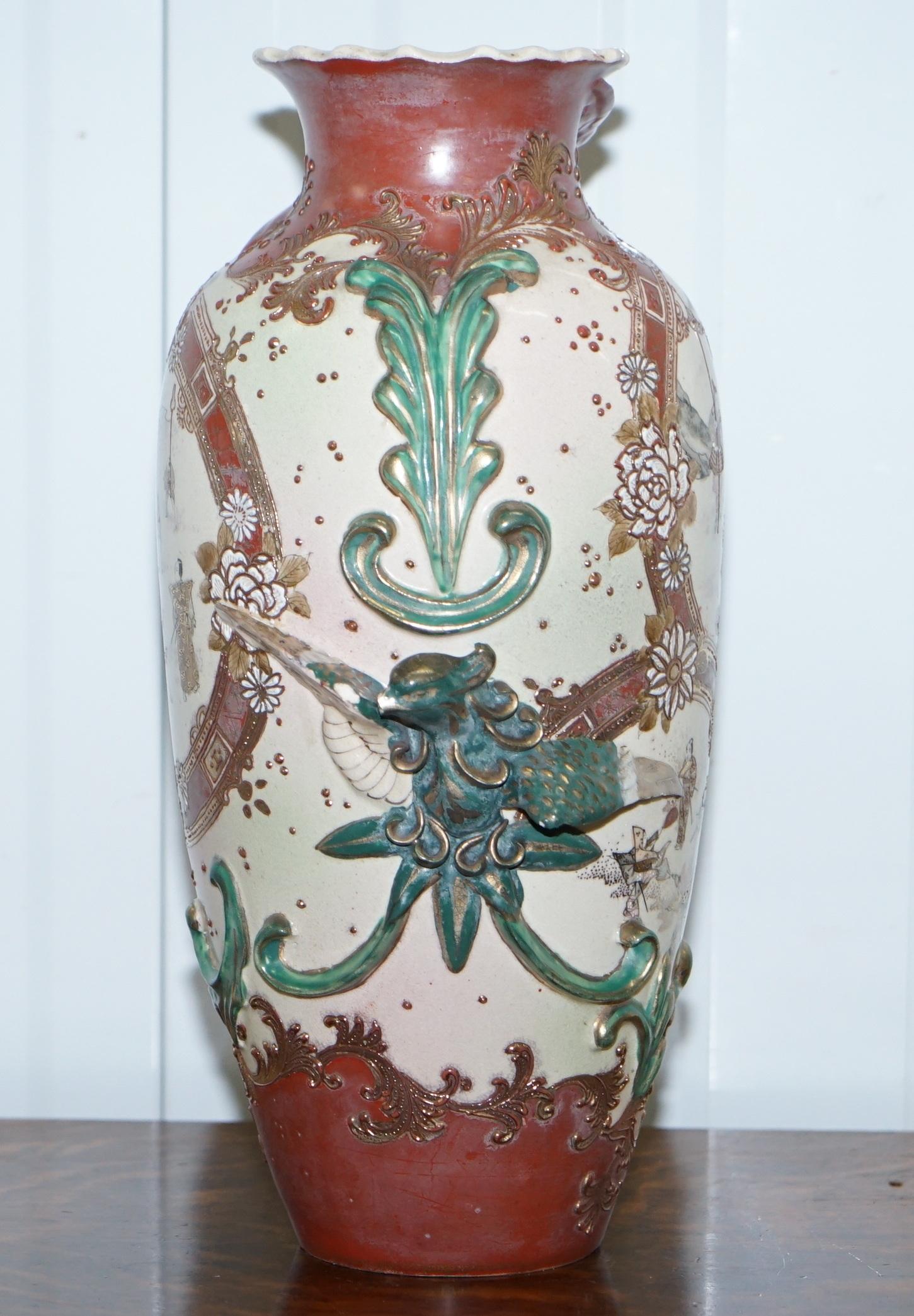 Paar signierte große chinesische Vasen des frühen 19. Jahrhunderts mit verschnörkelten Mustern (Chinesischer Export) im Angebot