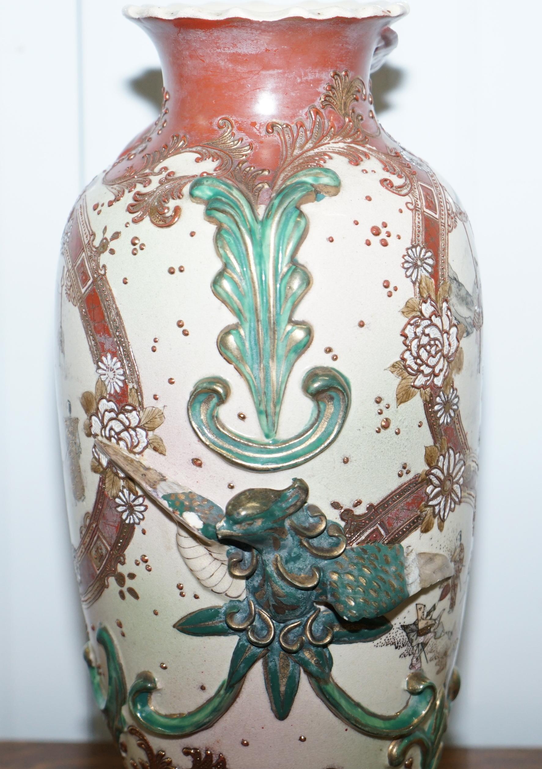 Paar signierte große chinesische Vasen des frühen 19. Jahrhunderts mit verschnörkelten Mustern (Chinesisch) im Angebot